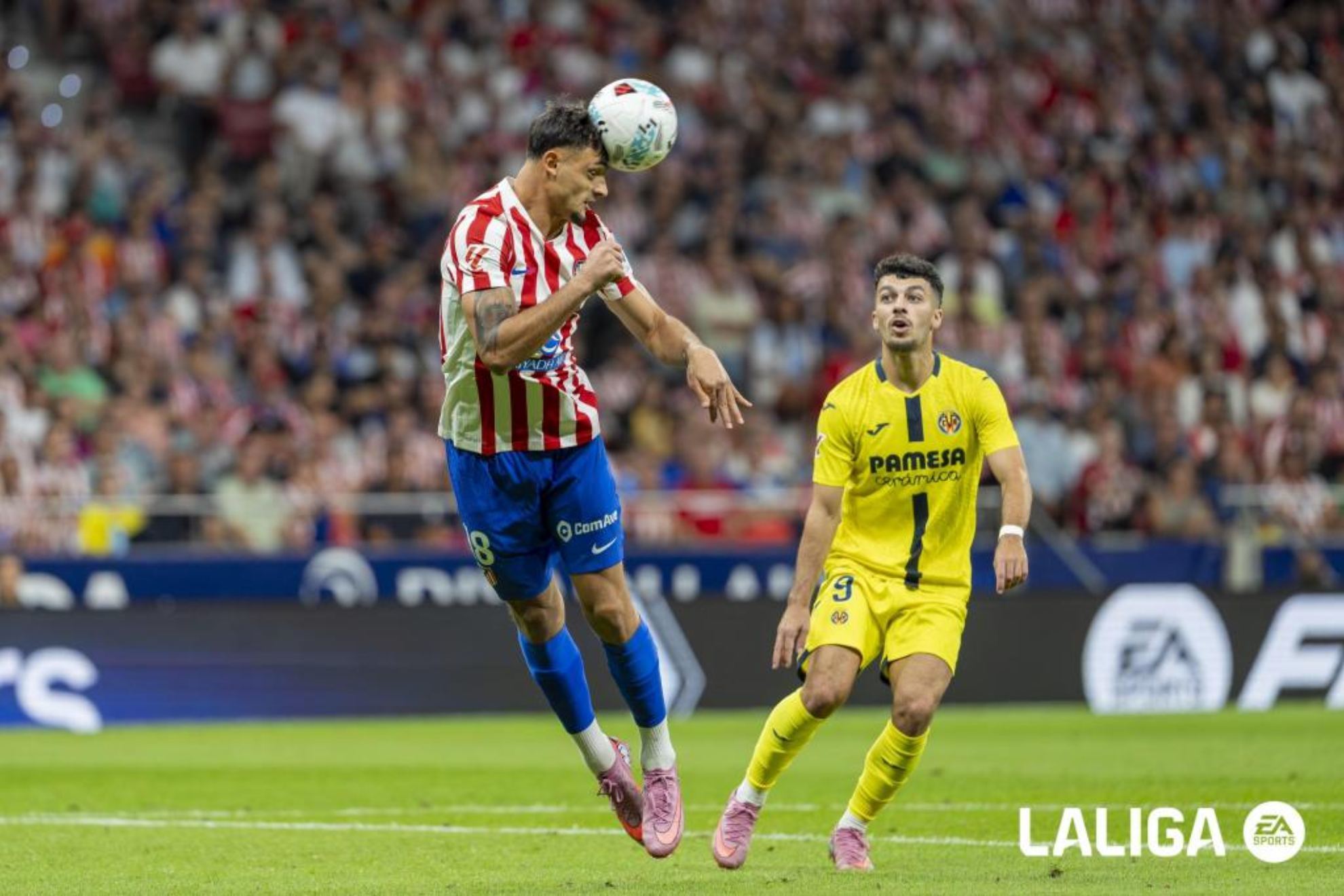 Pubill despeja un bal�n de cabeza.