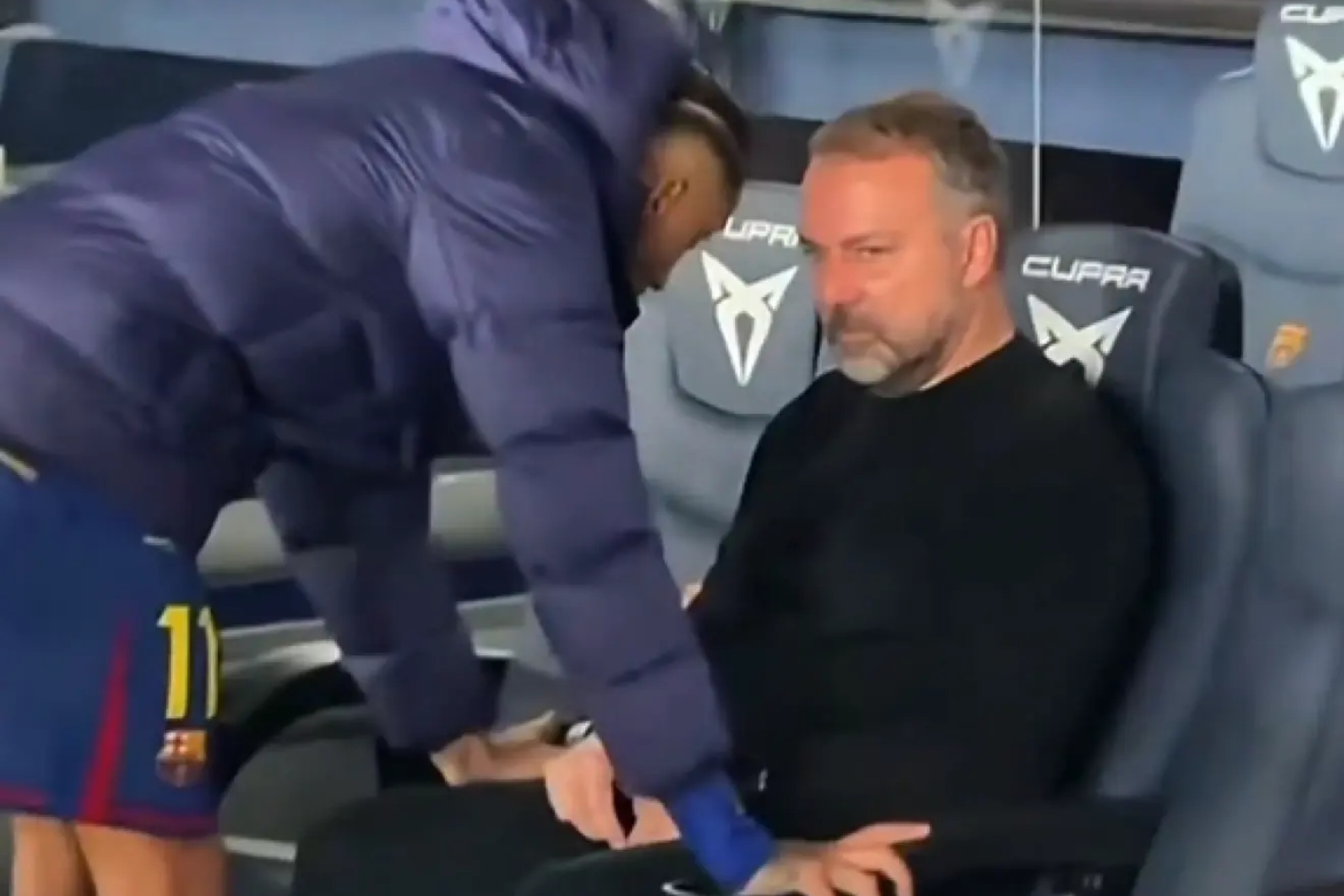 Raphinha talks to Flick during the match against Alav�s