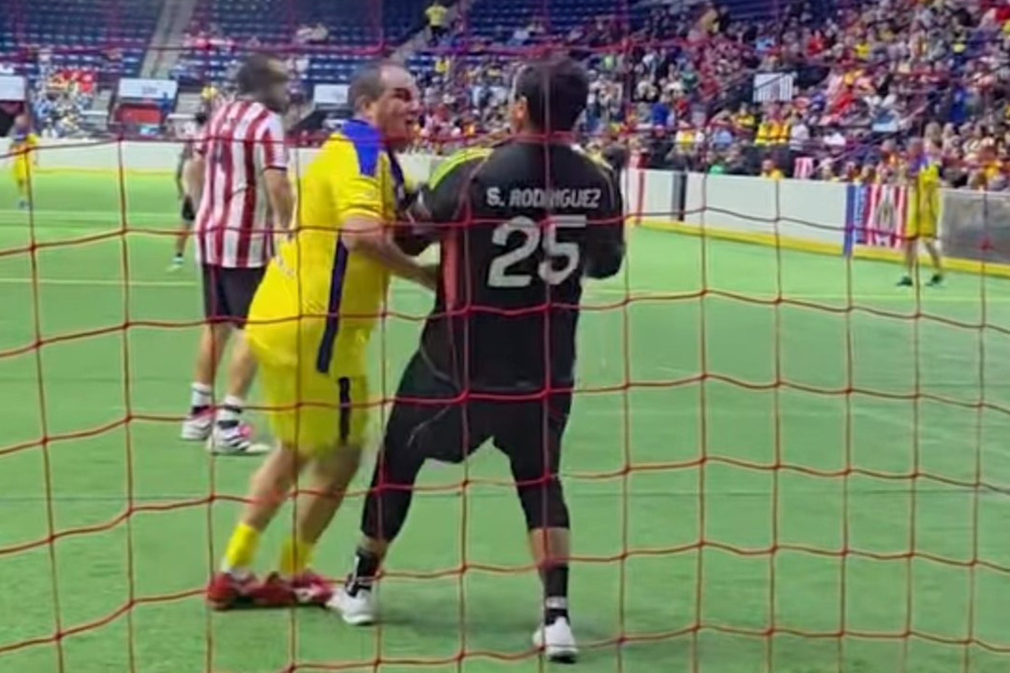 Cuauhtemoc Blanco gets violent and hits goalkeeper in America vs Chivas legends match