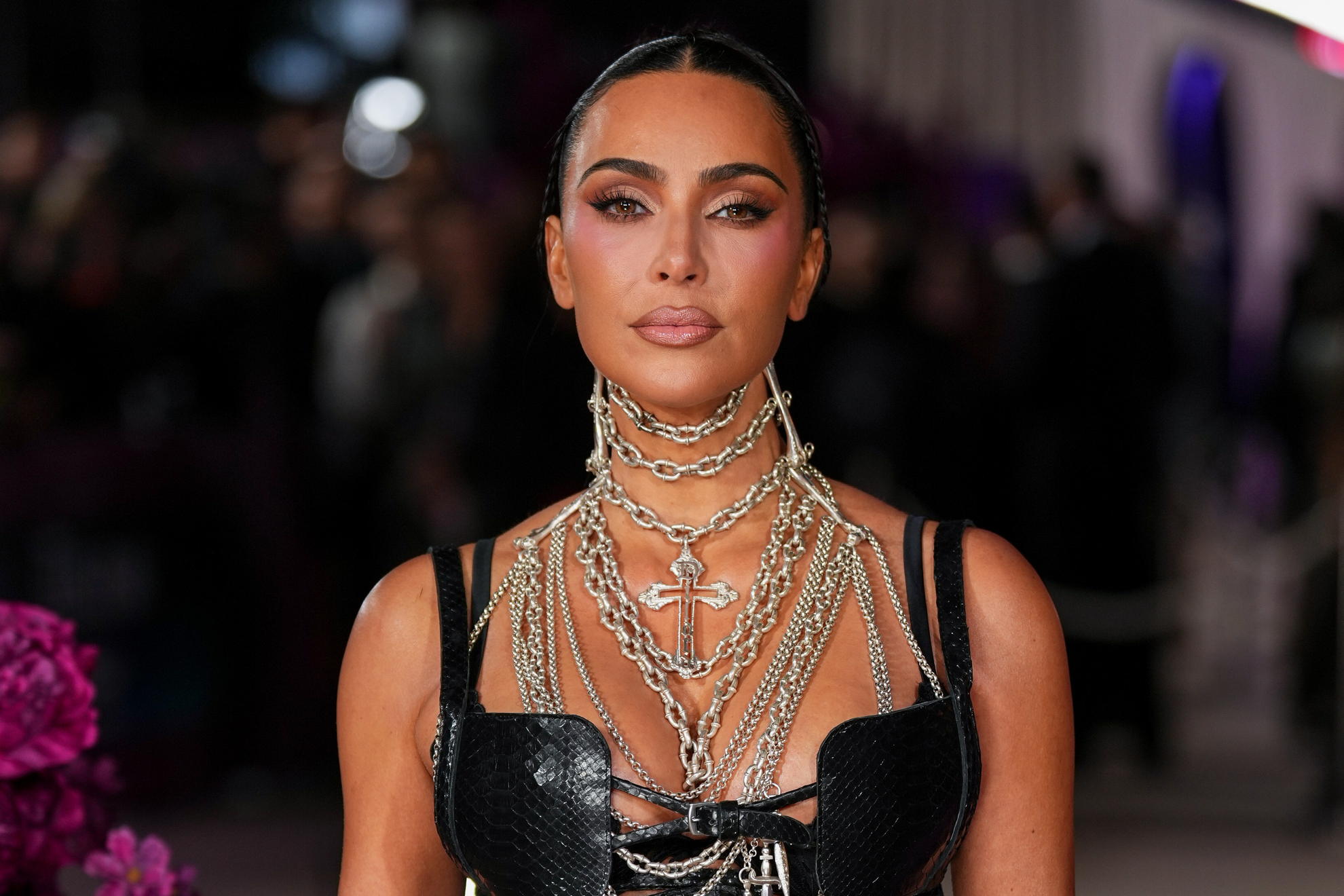 Kim Kardashian hasnt forgotten what she felt Howard Stern said about the Paris robbery in 2016