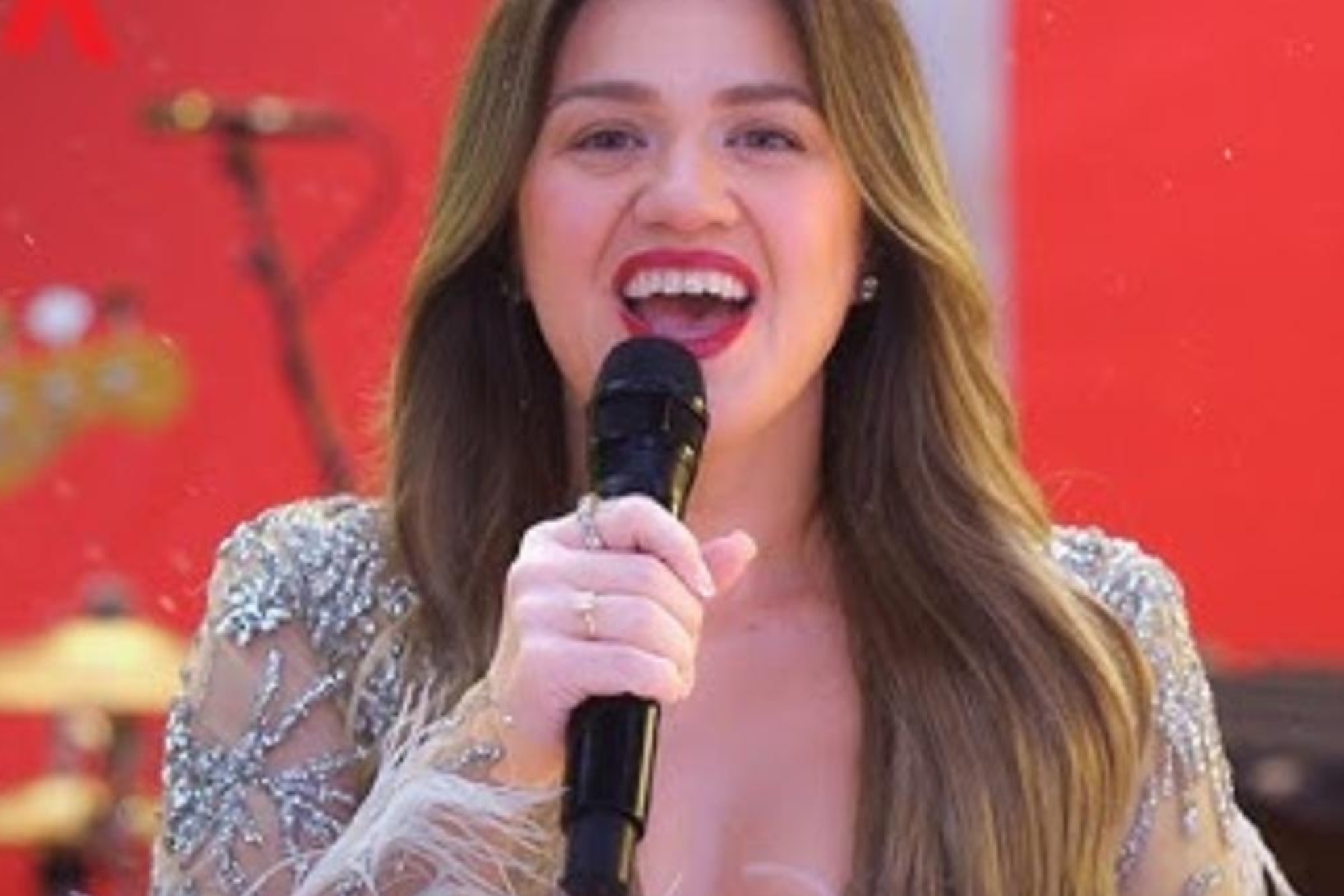 Kelly Clarkson to light up Christmas at Netflixs NFL Christmas Gameday