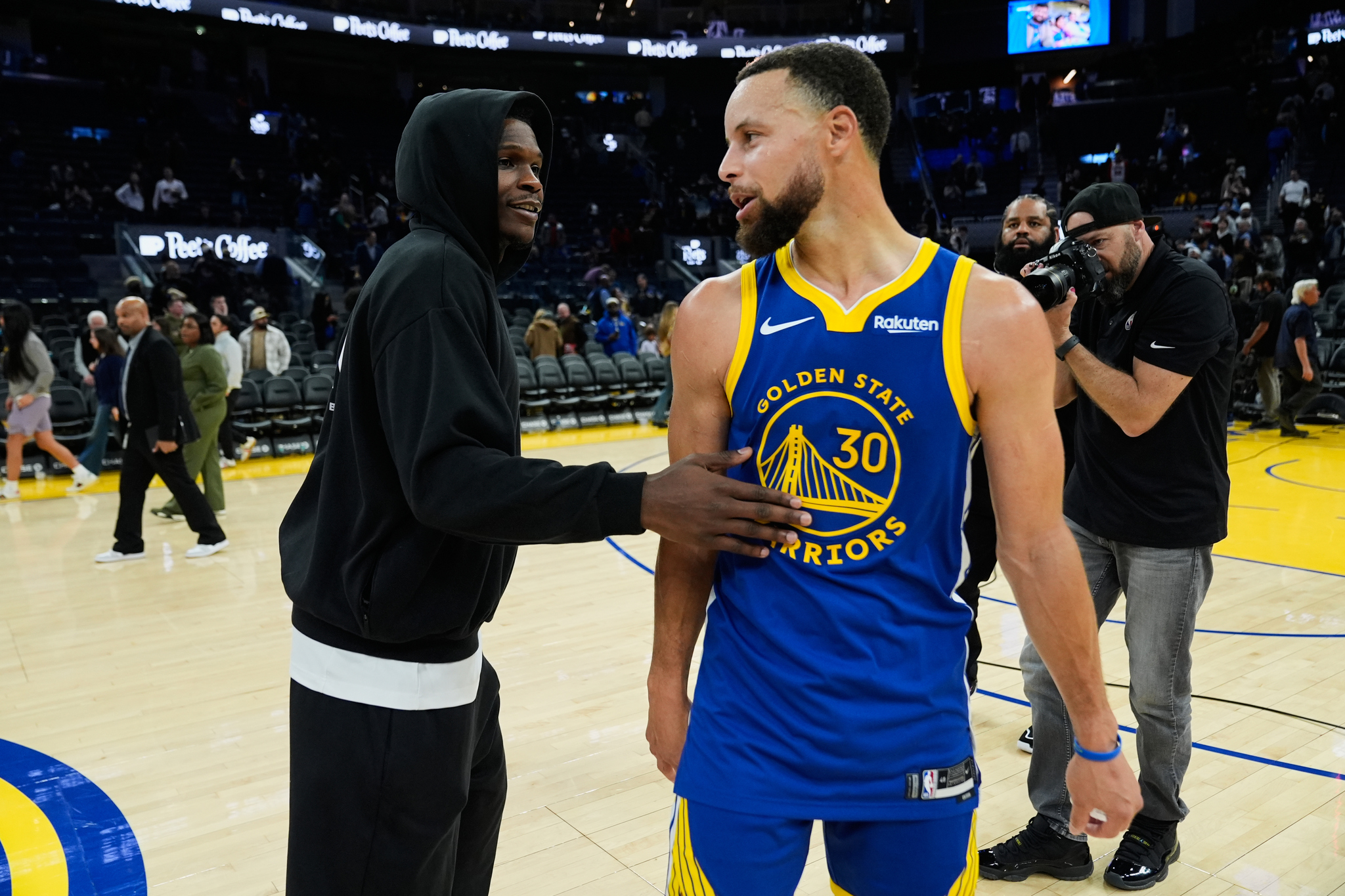 Minnesota Timberwolves guard Anthony Edwards, left, speaks with Golden State Warriors guard Stephen Curry after an NBA basketball game, Friday, Dec. 12, 2025, in San Francisco. (AP Photo/Godofredo A. V�squez)
