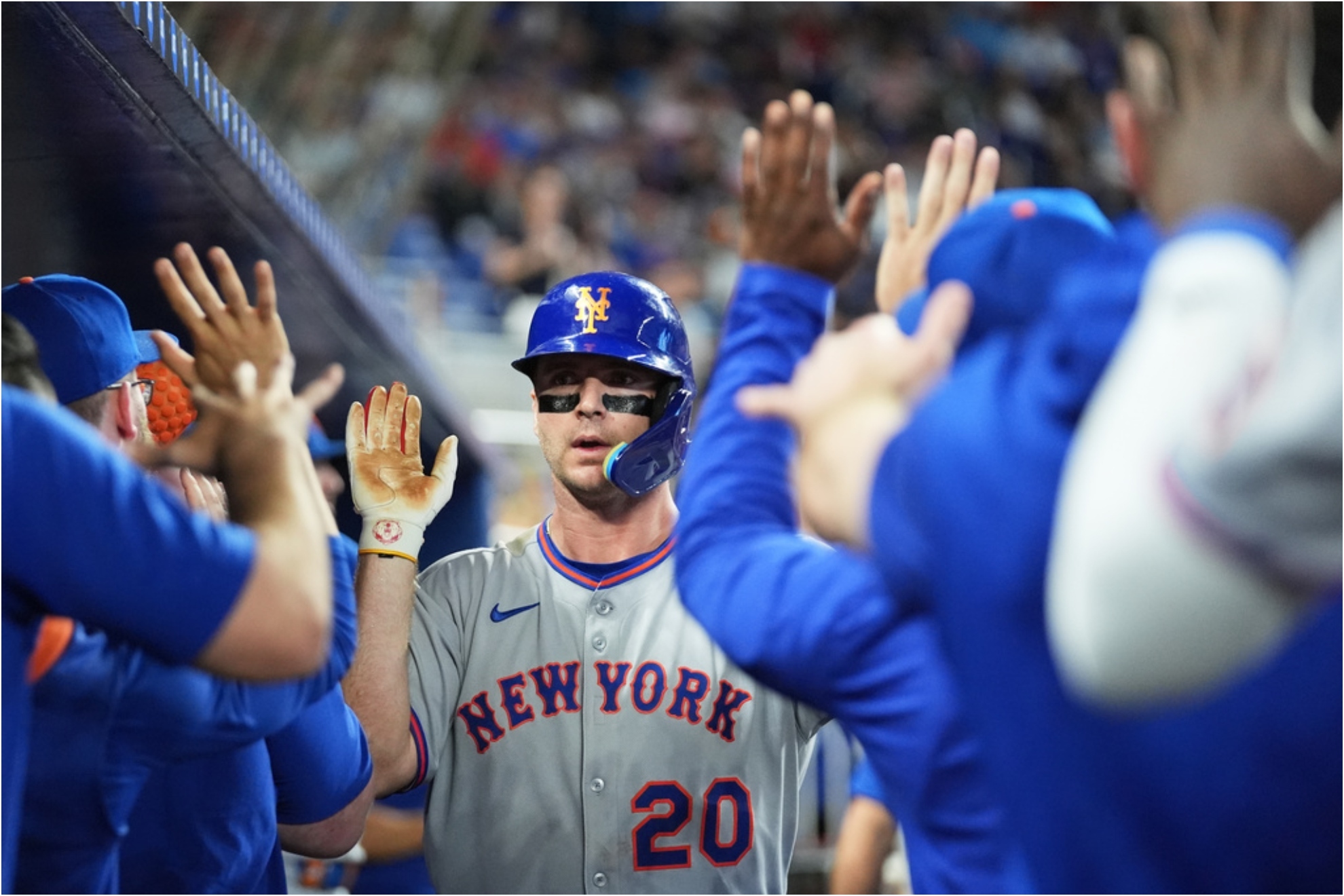 New York Mets Pete Alonso (20) is congratulated.