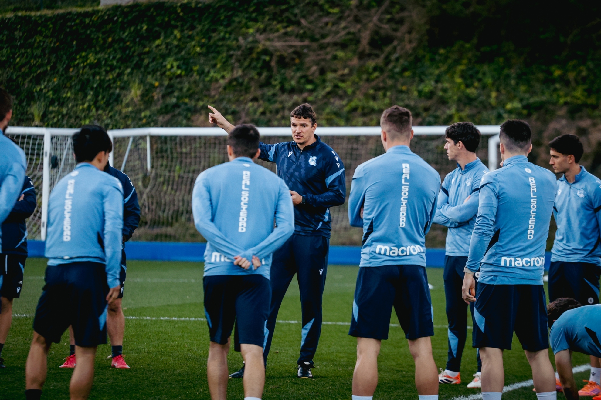 Jon Ansotegi se dirige a sus futbolistas, en su primer entrenamiento al frente de la Real.
