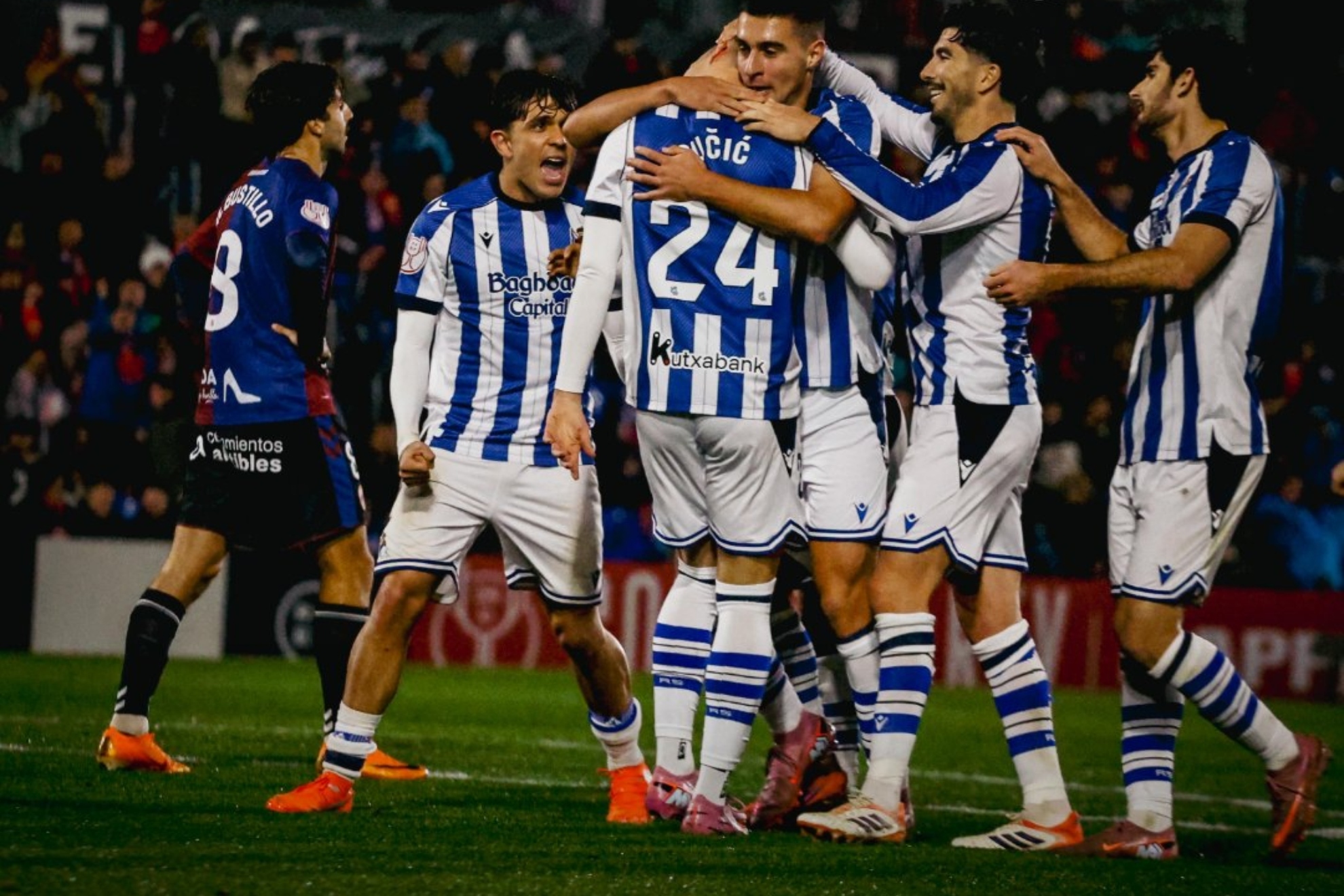 Los futbolistas de la Real celebran el gol de Sucic al Eldense.