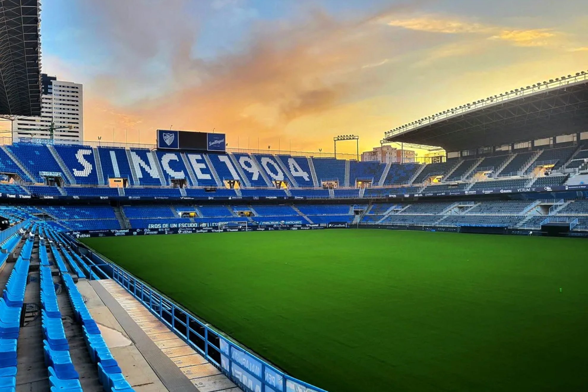 La Rosaleda queda de nuevo en entredicho por el lanzamiento de un reloj al campo