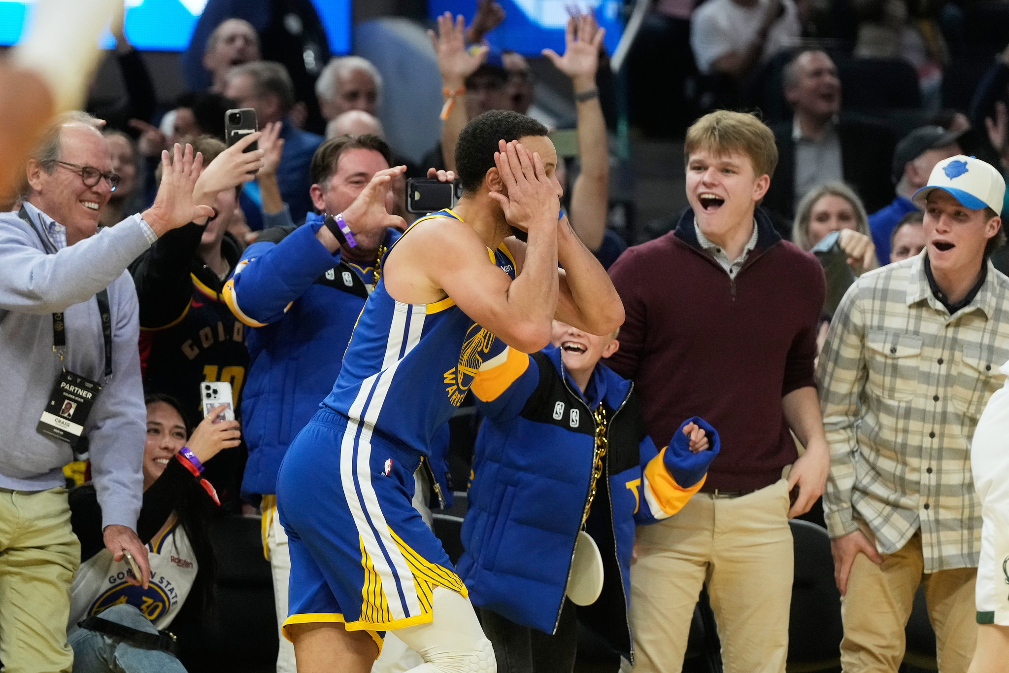 Stephen Currys soccer style skill shot stuns Draymond Greens son before the game