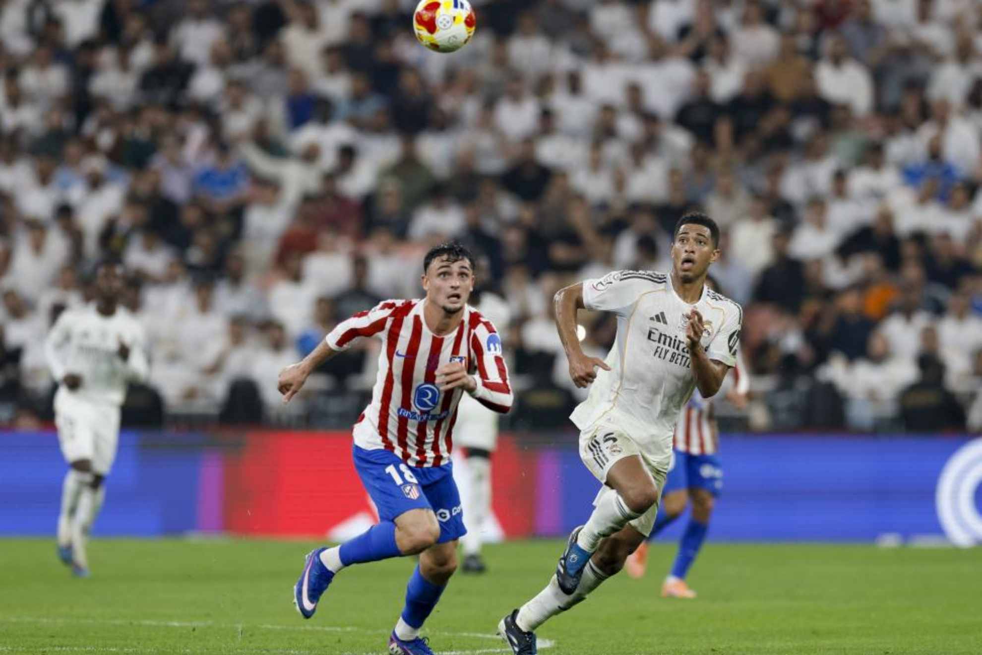 Pubill pelea un bal�n con Bellingham en el derbi de la Supercopa de Espa�a.