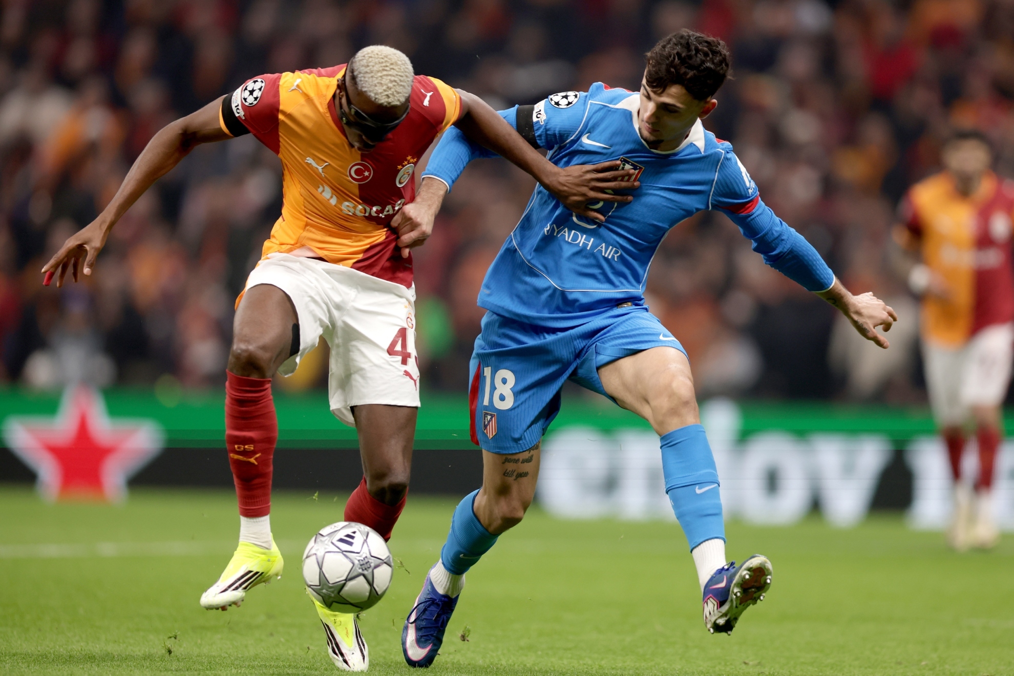 Osimhen y Pubill, durante el partido entre Galatasaray y Atl�tico.