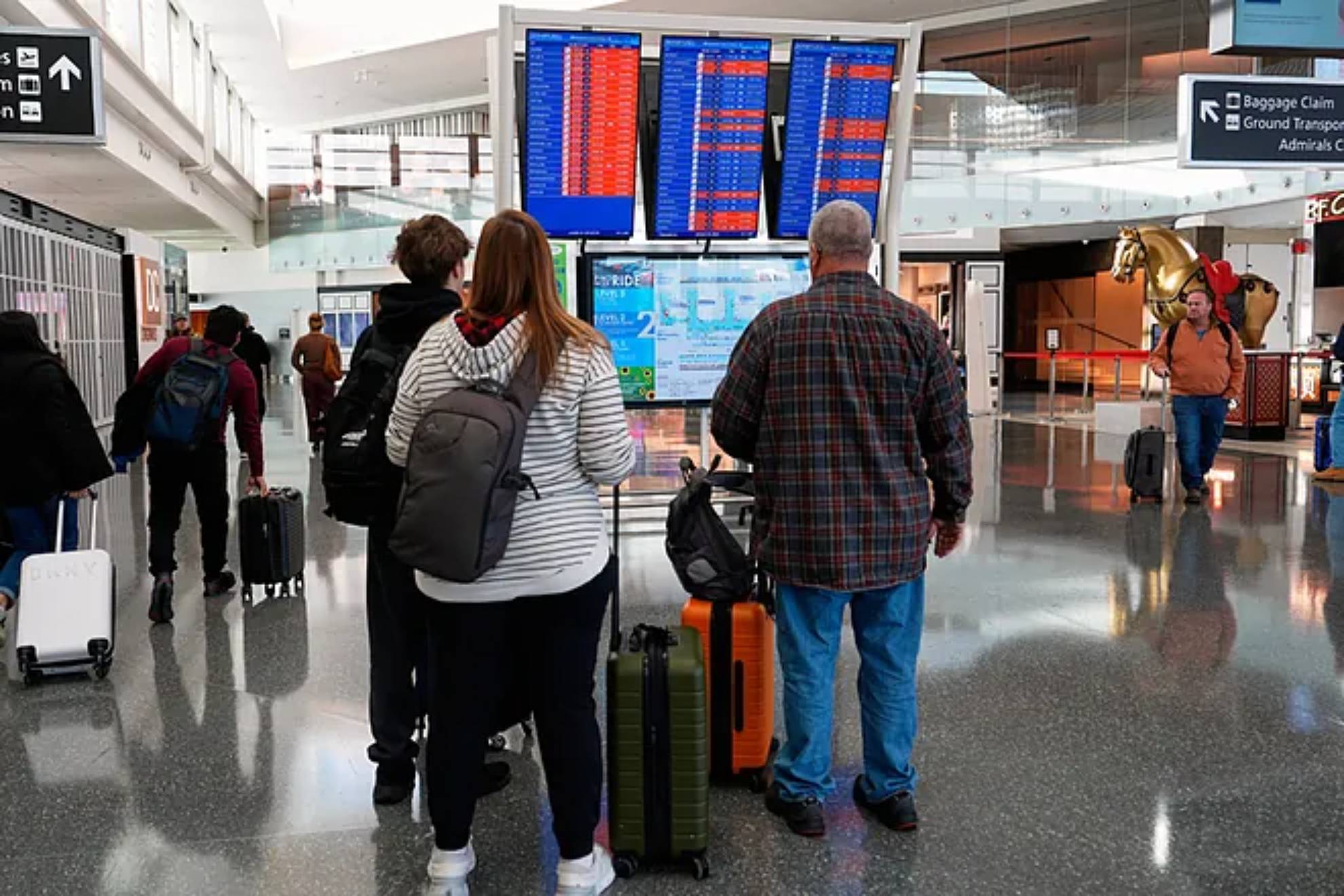 Storm in New York causes massive flight cancellations and airport closures