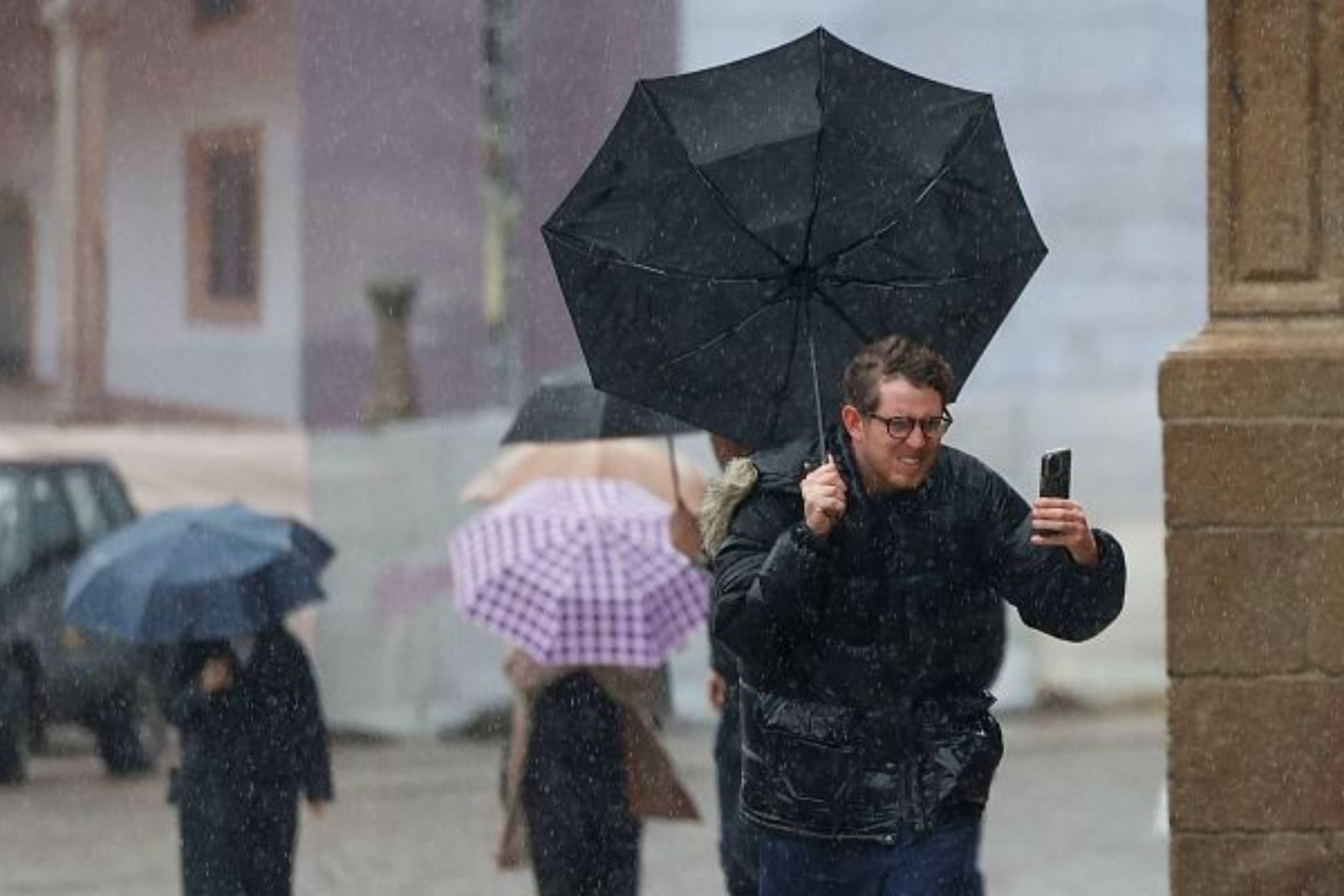 Las lluvias cobran fuerza y la AEMET avisa: “Localmente fuertes, con granizo y vientos muy intensos”