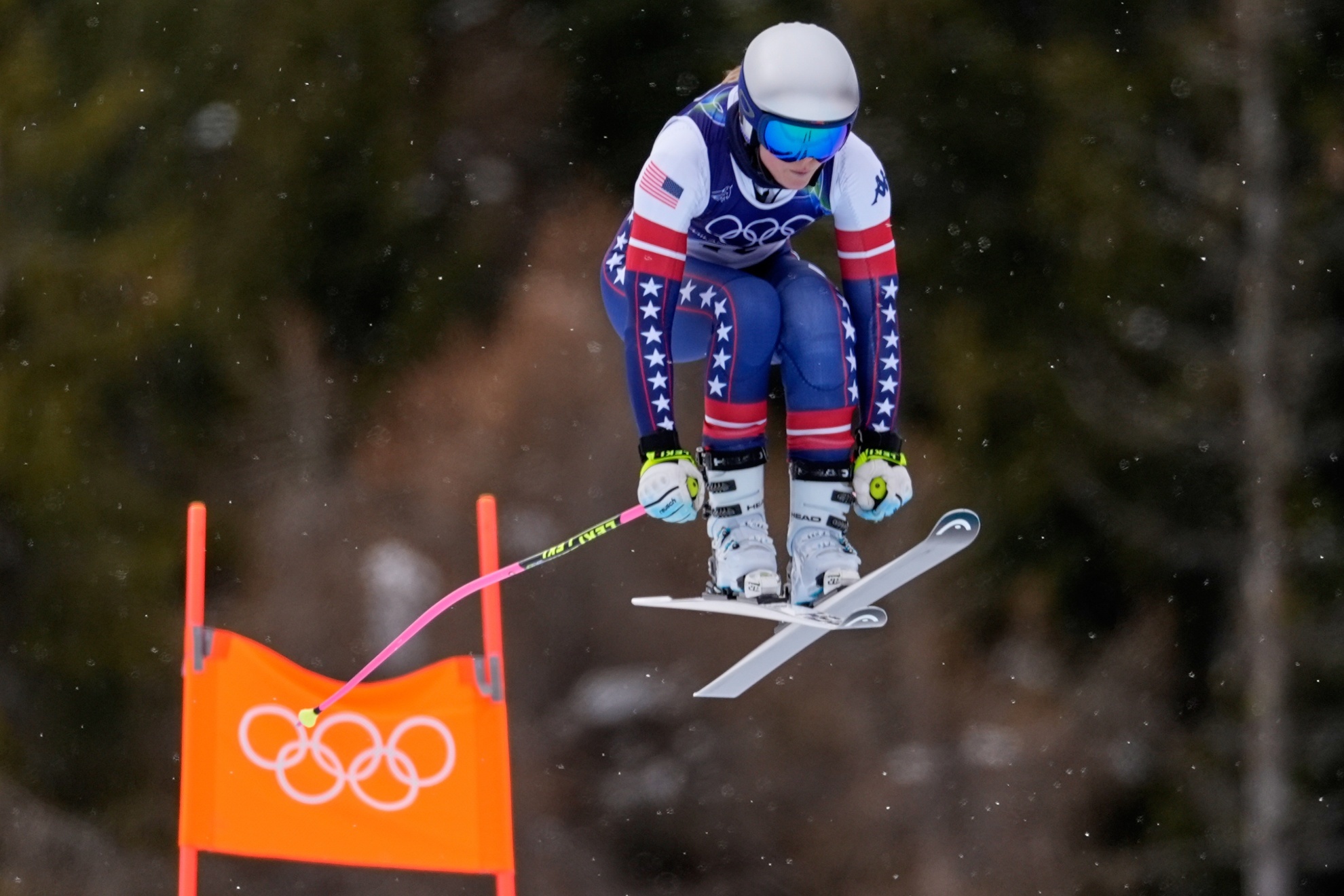 Olympic champion Lindsey Vonn stunned with comeback run despite injury.