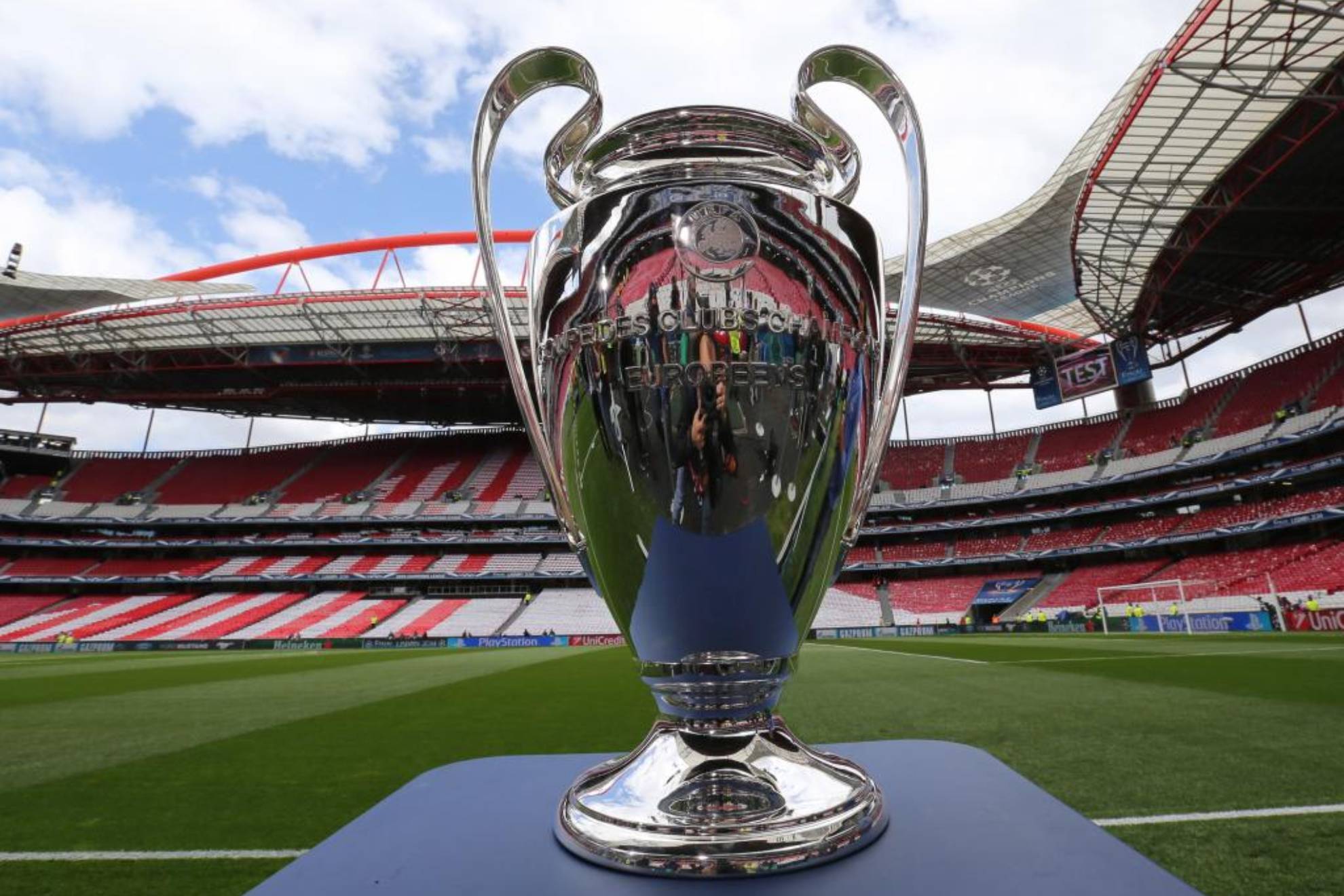 Trofeo de Champions League en el Estadio da Luz.
