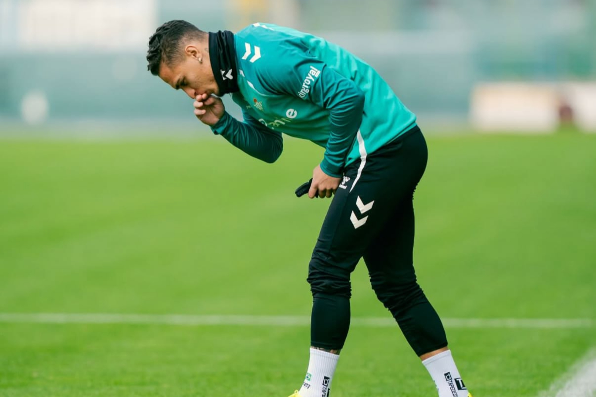 Antony vuelve al grupo en un entrenamiento con seis ausencias