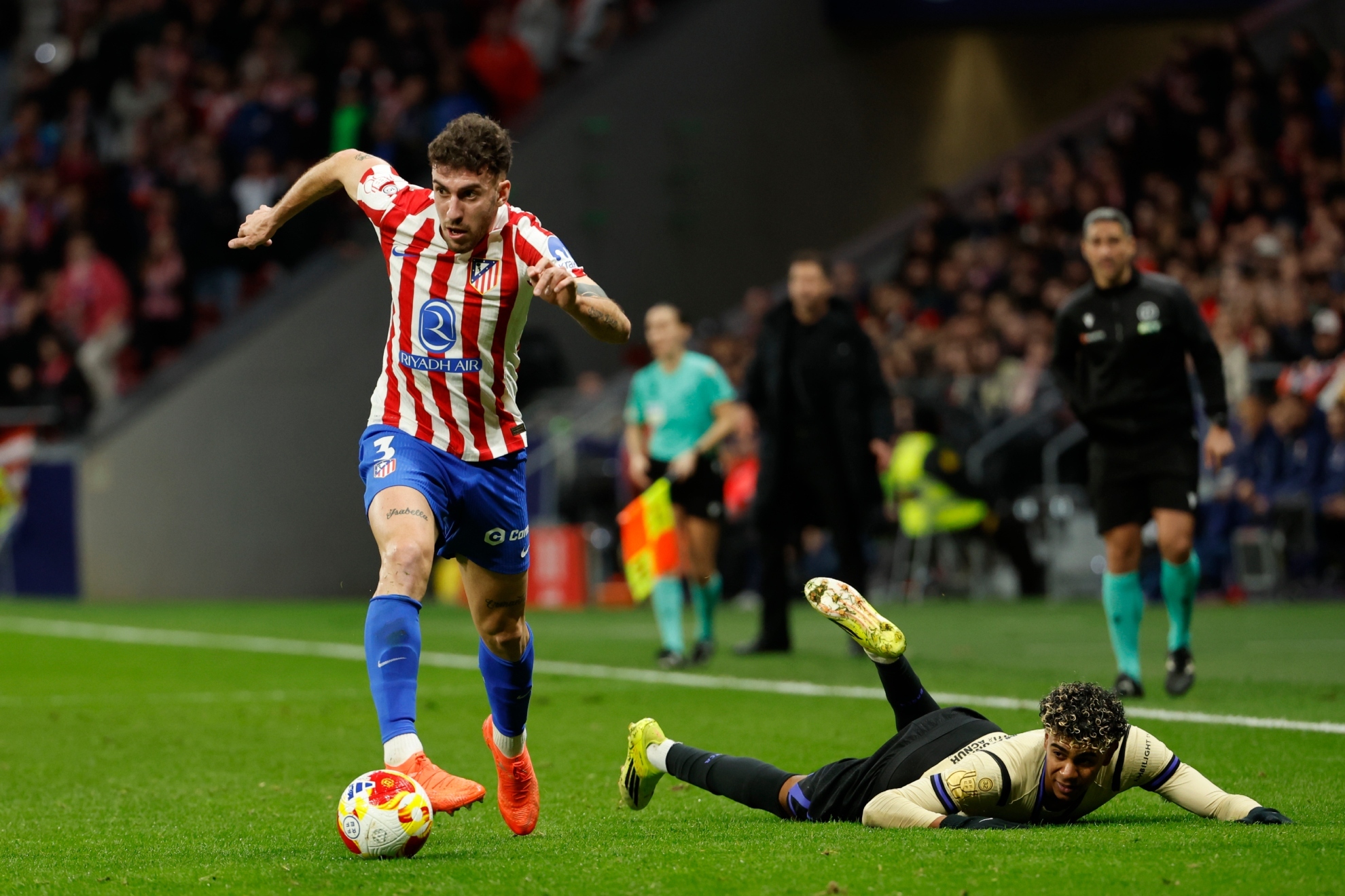 Ruggeri roba una pelota a Lamine.