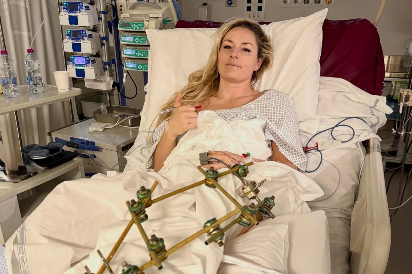 The first photo of Vonn after her first surgery.