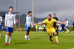 Un derbi canario intenso: golazo desde su campo, 10 tarjetas y pelea final