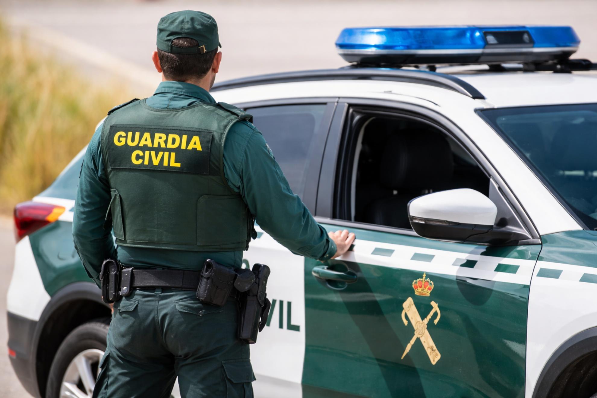 Detenido un joven en Granada tras robar en un comercio y refugiarse en su huida en la Comandancia de la Guardia Civil