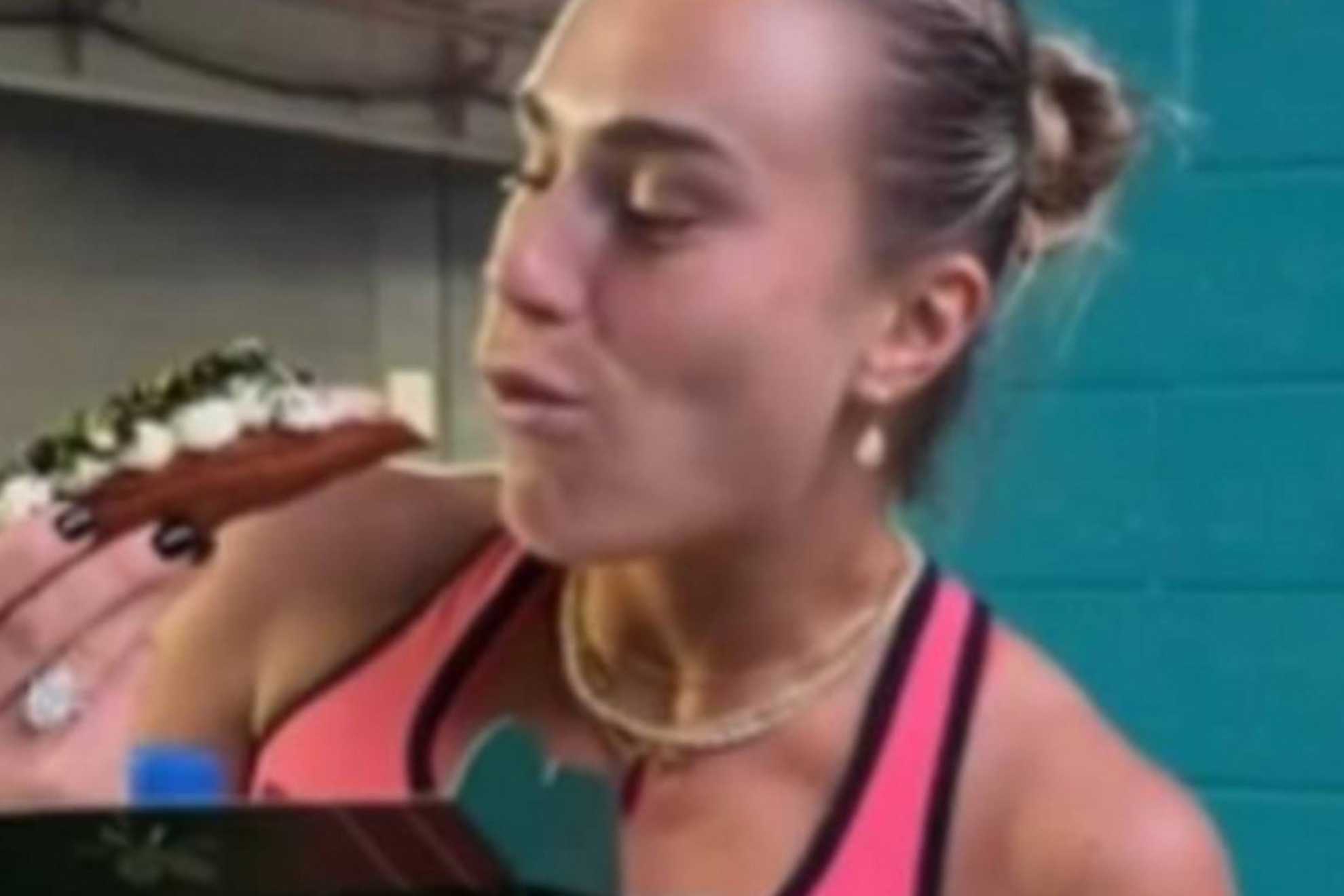 Aryna Sabalenka eats a luxury hot dog: it costs $100 and has gold leaf