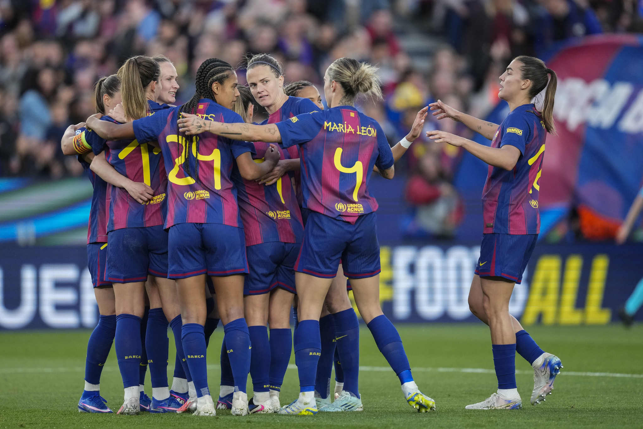  lt;HIT gt;BARCELONA, lt;/HIT gt; 02/04/2026.- La delantera del FC  lt;HIT gt;Barcelona lt;/HIT gt; Caroline Graham Hansen (d) celebra un tanto durante el encuentro correspondiente a la vuelta de los cuartos de final de la Champions femenina, disputado entre el FC  lt;HIT gt;Barcelona lt;/HIT gt; y el Real Madrid en el Camp Nou de  lt;HIT gt;Barcelona lt;/HIT gt;. EFE/ Enric Fontcuberta