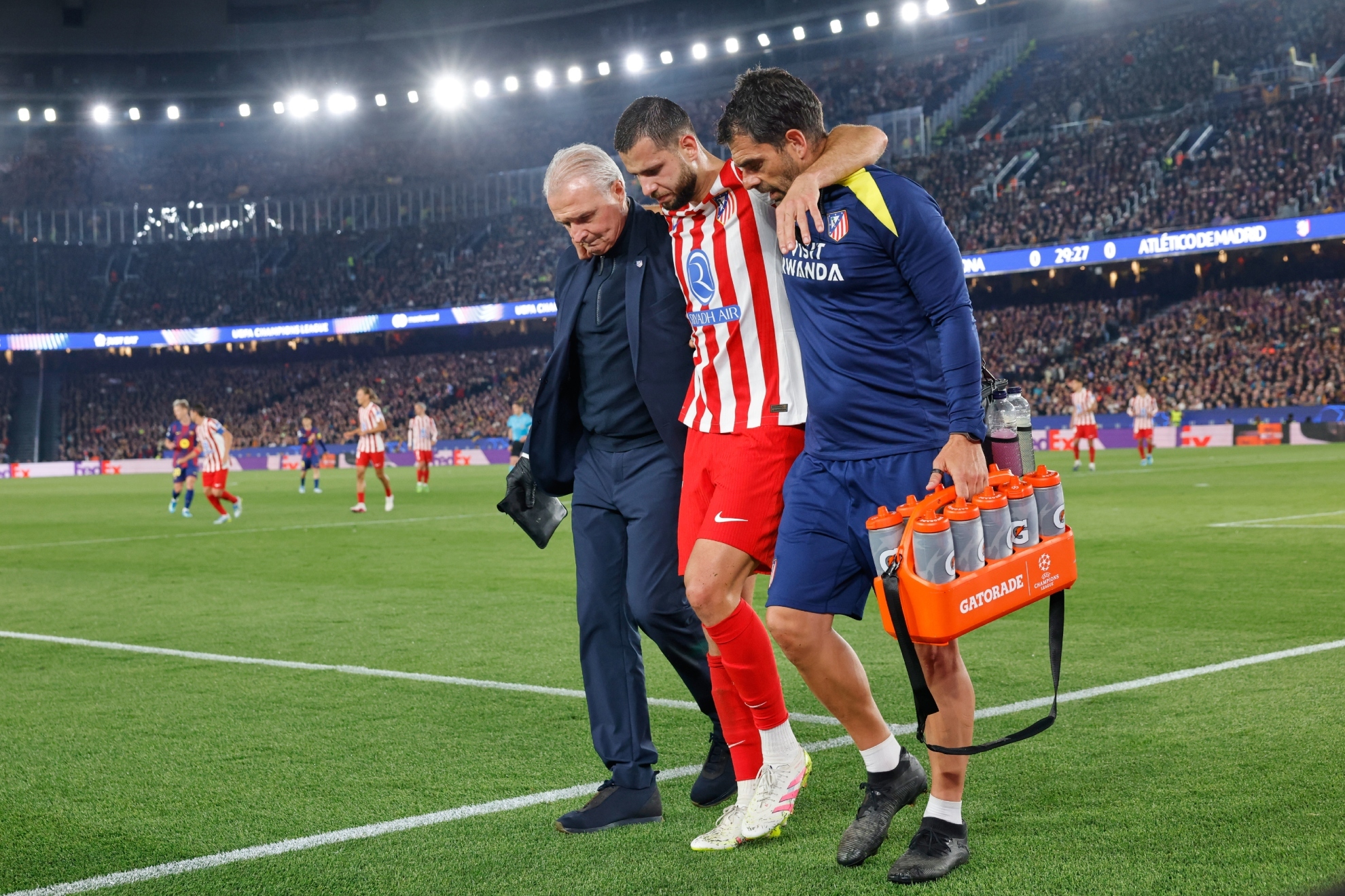 HANCKO, TRAS LESIONARSE EN EL CAMP NOU.