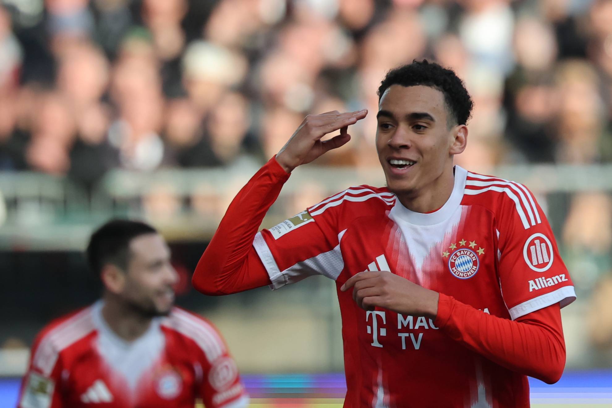 Bayern warms up for Madrid by smashing Bundesliga goal record and closing in on title