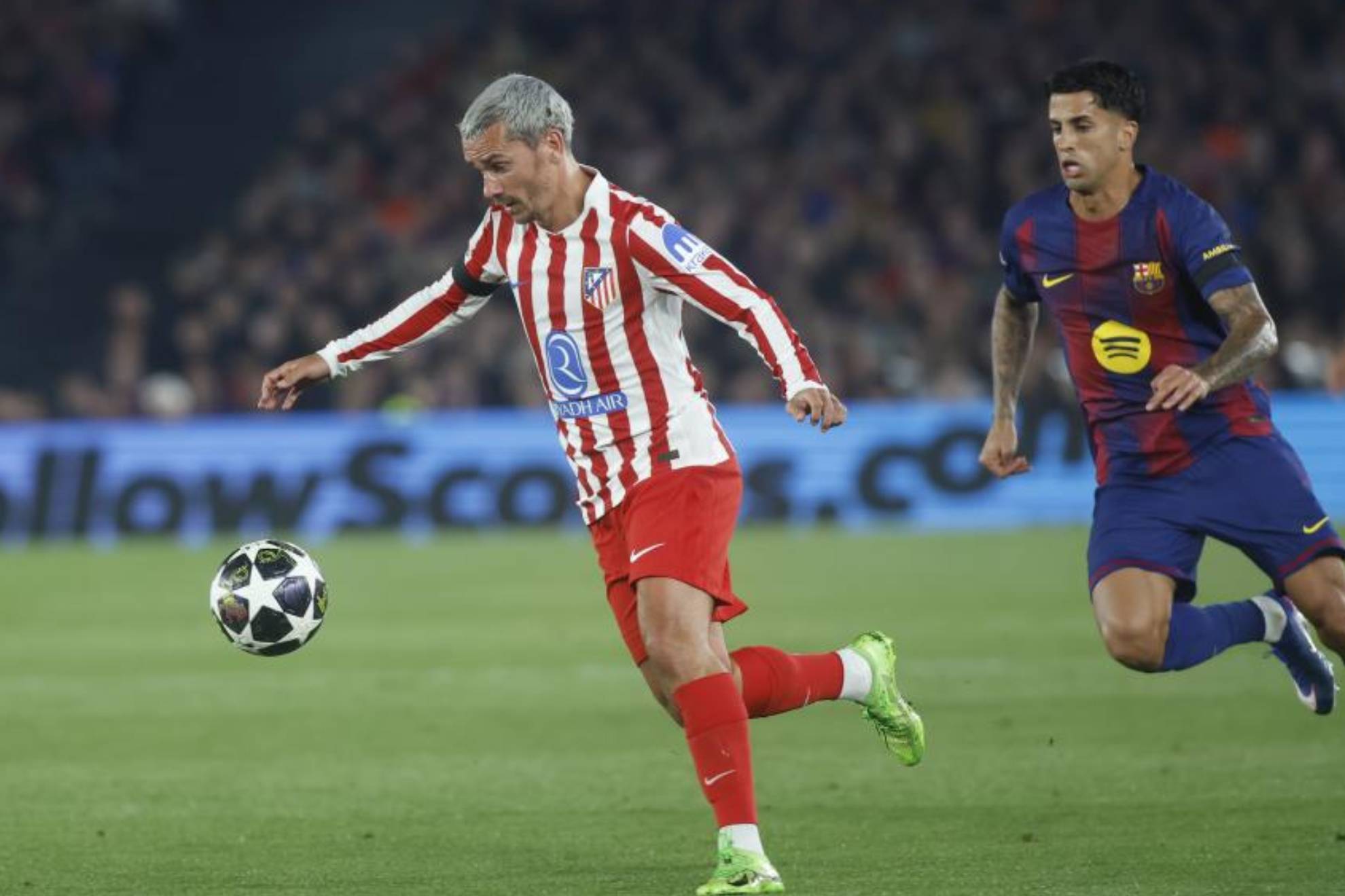 Griezmann controla un bal�n ante Cancelo en el partido de ida de los cuartos de final de la Champions.