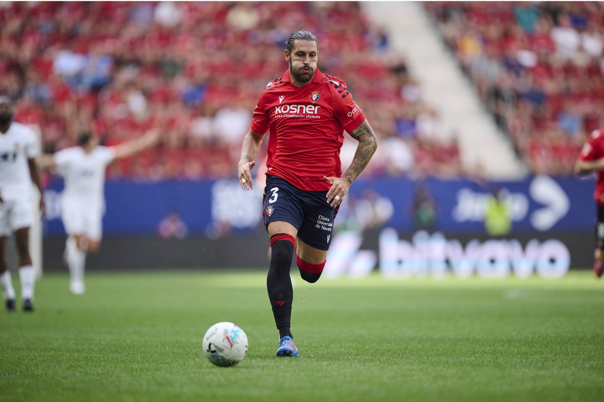 Juan Cruz conduce un bal�n.