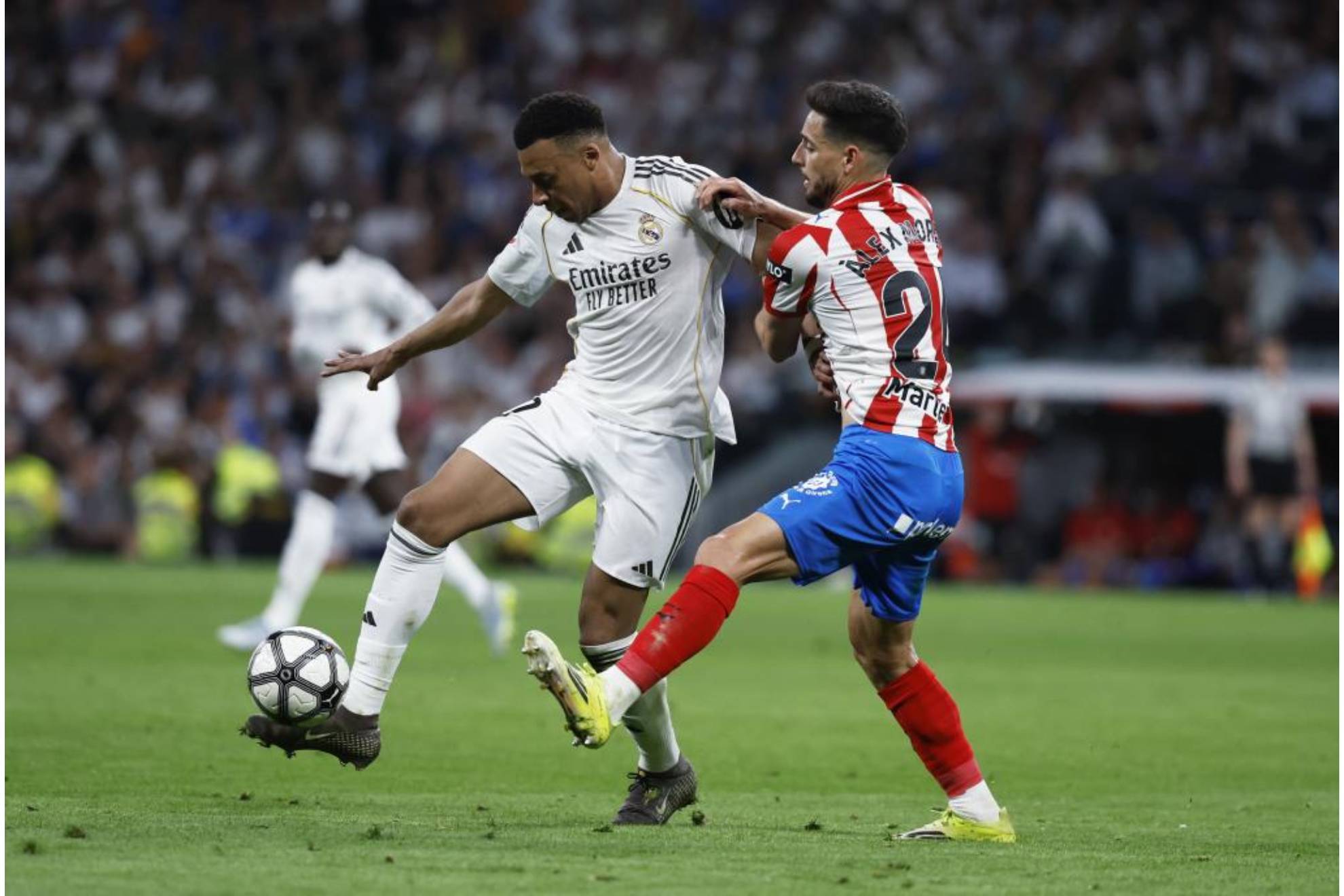 Mbapp� controla el bal�n ante �lex Moreno en el partido entre Real Madrid y Girona.