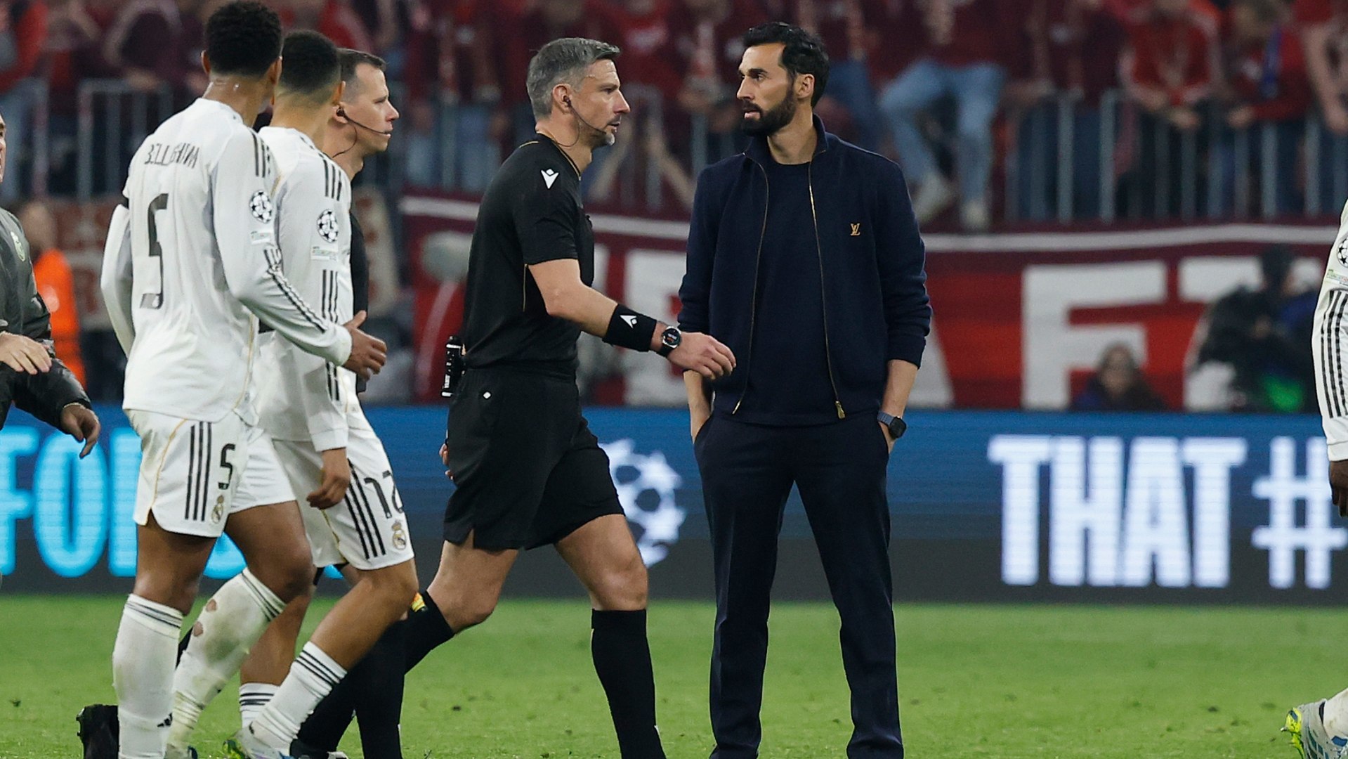 Una vez que el colegiado se�al� el final del partido pr�cticamente la totalidad de los jugadores fueron a protestarle
