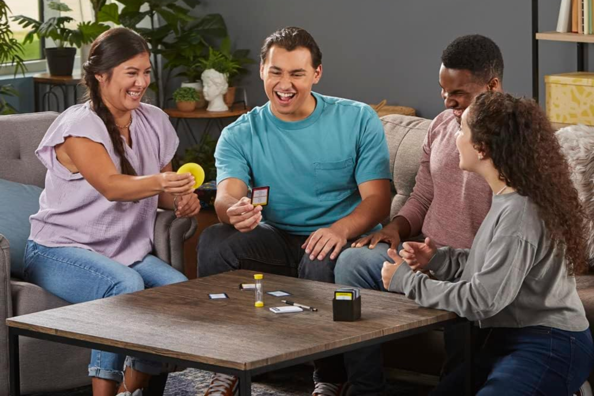 Un grupo de amigos, jugando al Tab�.