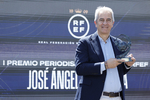 Manolo Lama recibe en I Premio de Periodismo Deportivo RFEF José Ángel de la Casa