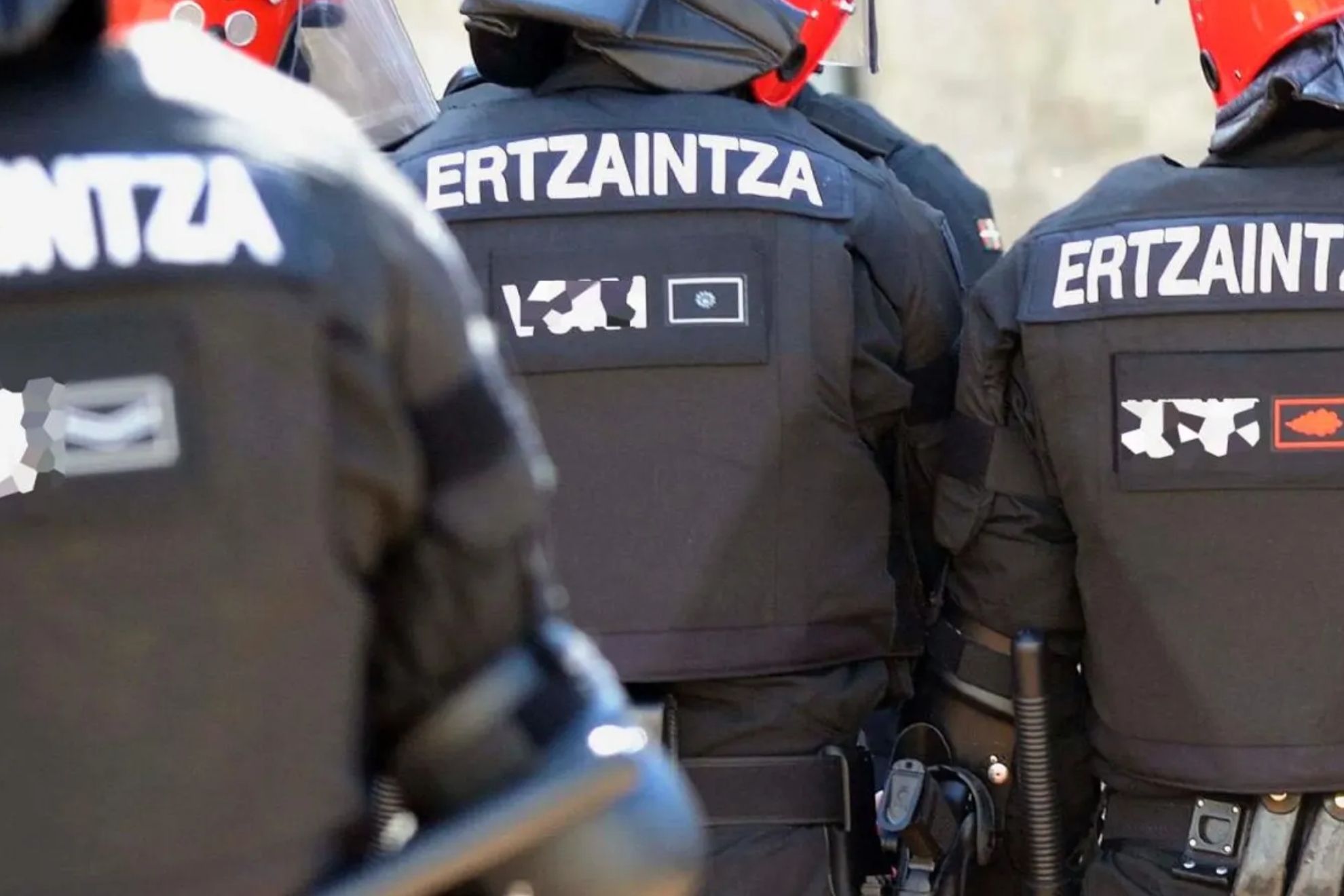 Investigan a tres hombres por agredir y coaccionar a otro para que se quitara una camiseta de la selección nacional en Vitoria
