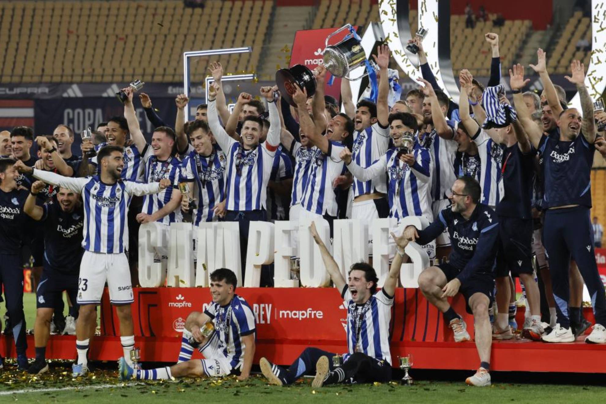 La Real Sociedad celebra el t�tulo de Copa