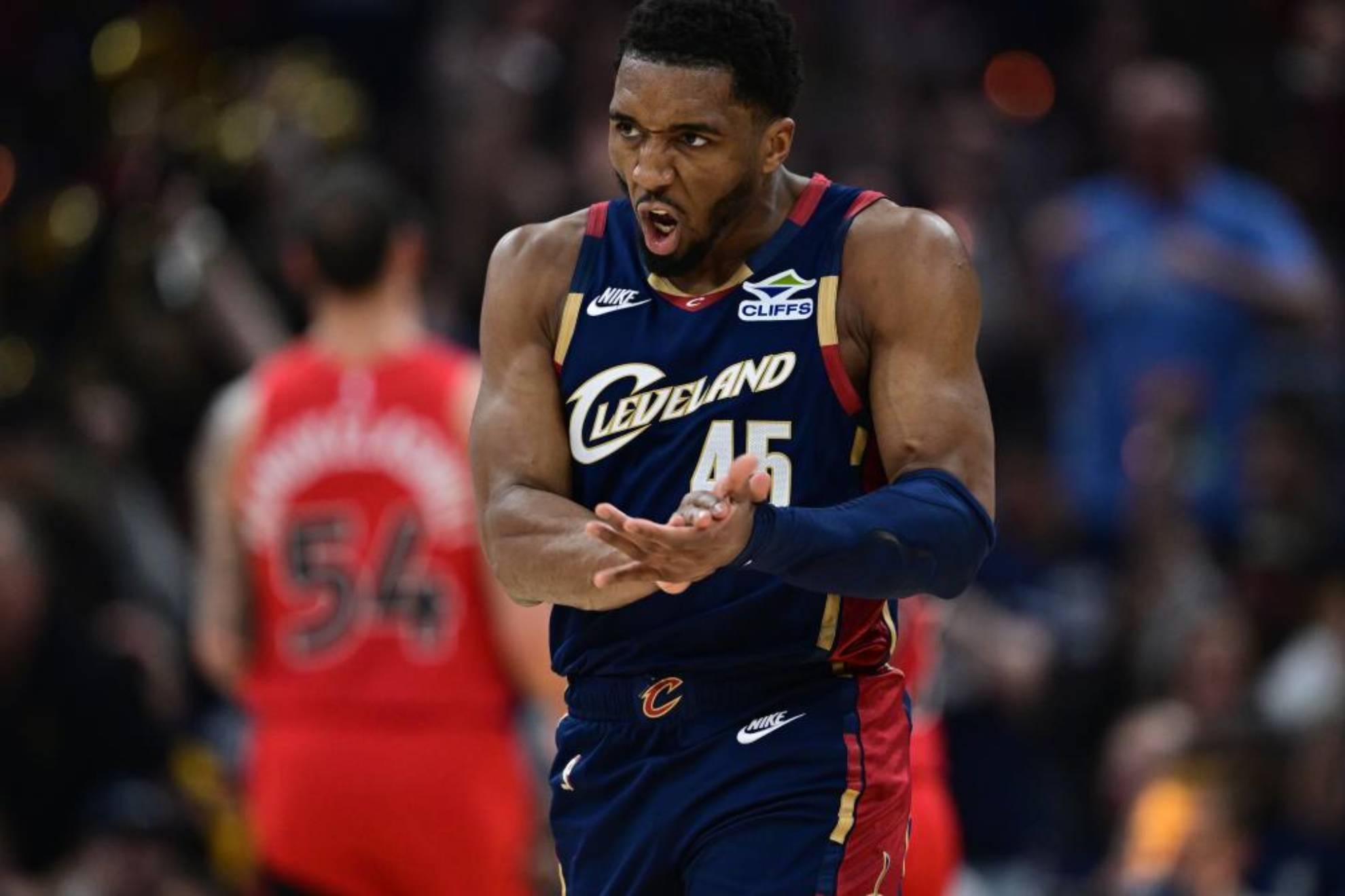 Donovan Mitchell brilla para que los Cavs obtengan el primer punto de la serie ante los Raptors