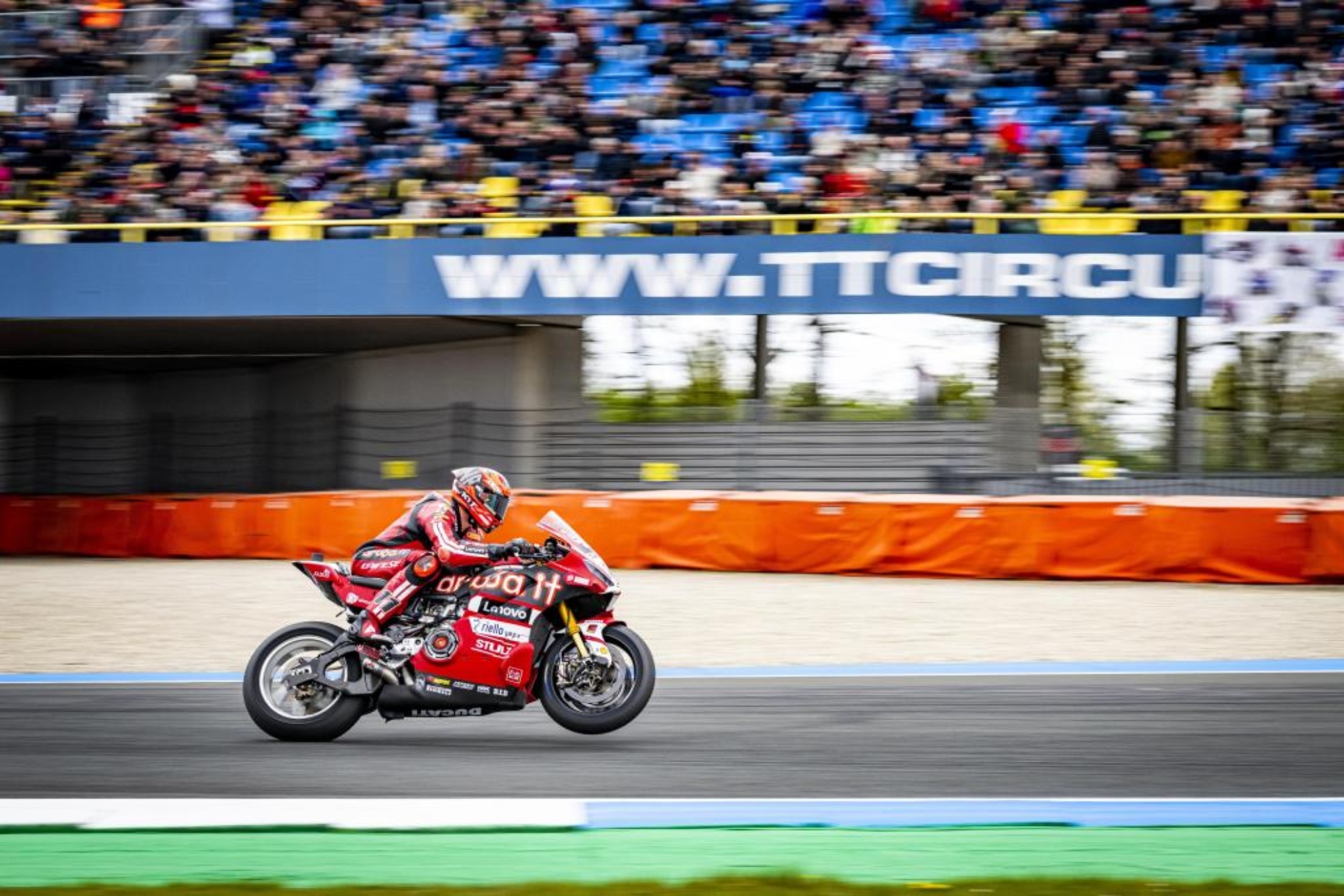 Bulega, invencible: 12+1 para igualar el récord de Toprak Razgatlioglu