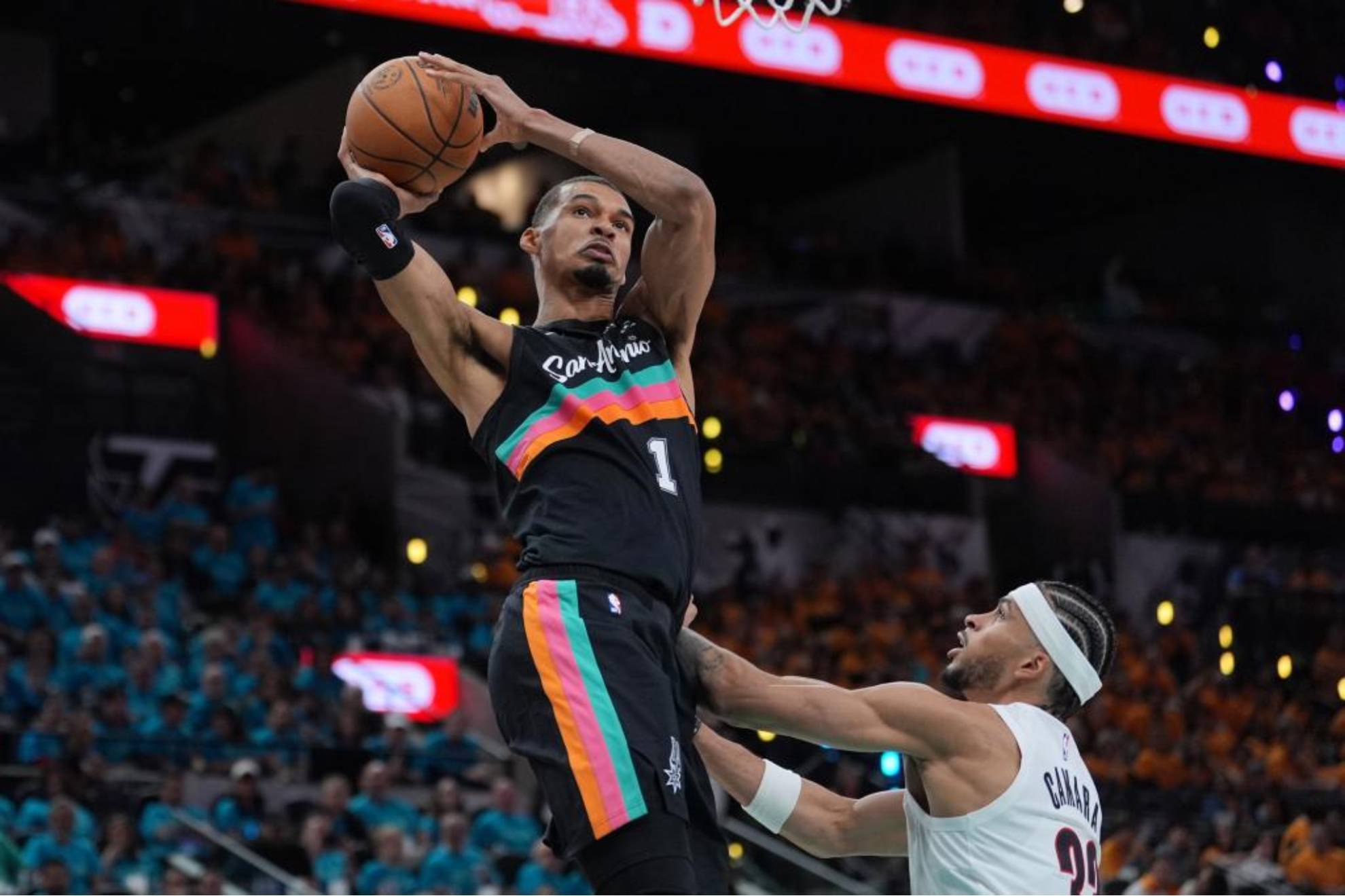 Wembanyama se presenta a lo grande en los playoffs