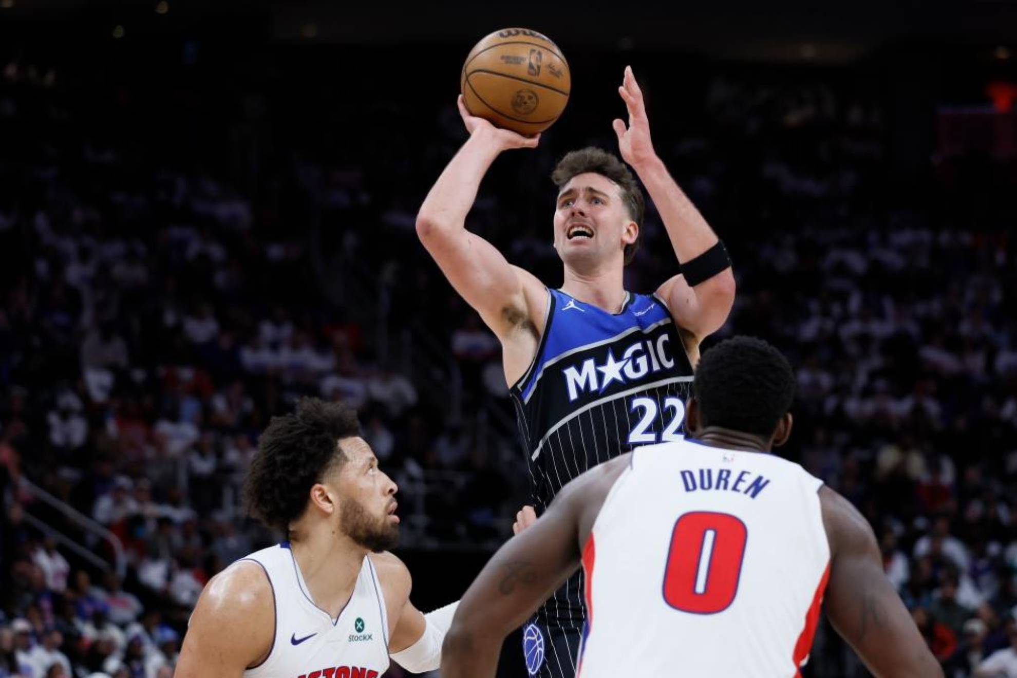 Los Magic dan en Detroit la primera campanada de los playoffs