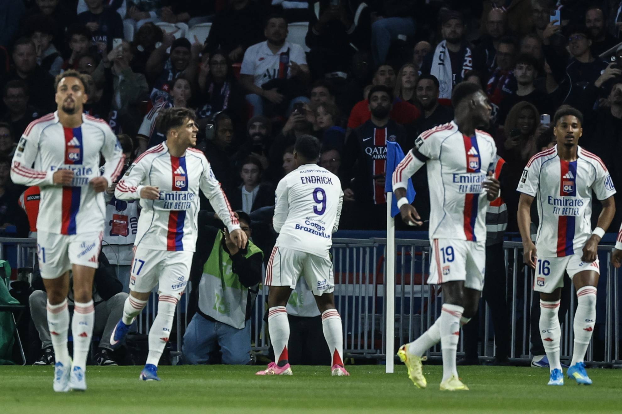 Endrick warms up PSG by celebrating a goal in Vinicius style: 