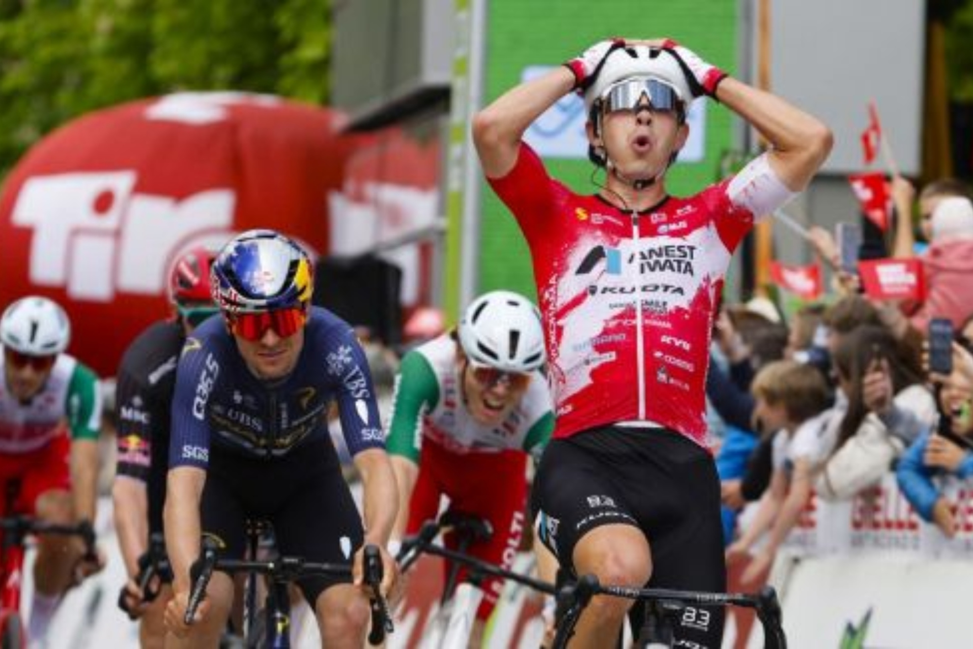 Tommaso Dati sorprende a Pidcock en Innsbruck y estrena el liderato del Tour de los Alpes