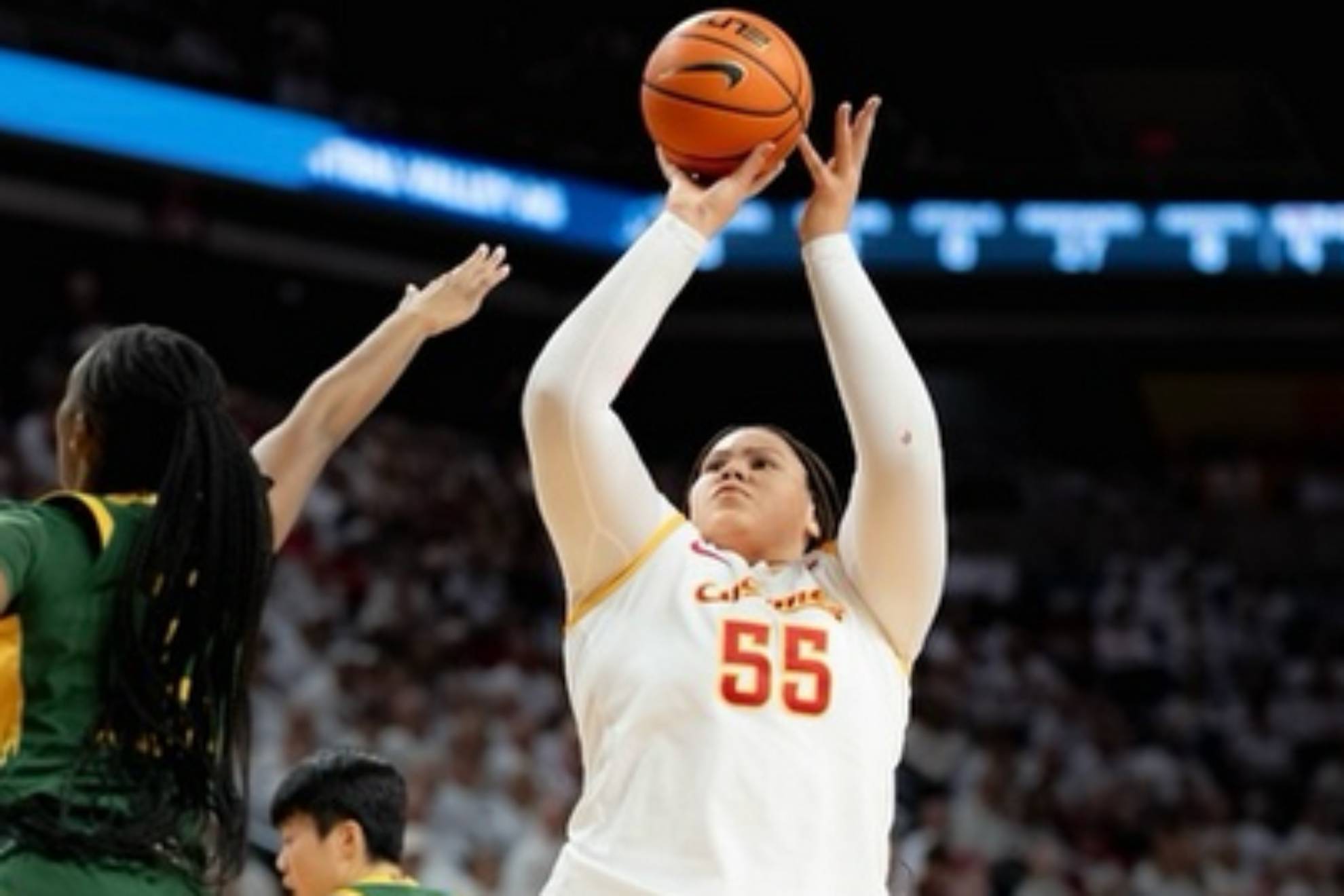 'Lady Shaq' se convierte en la tercera jugadora mejor pagada del mundo sin salir de la universidad