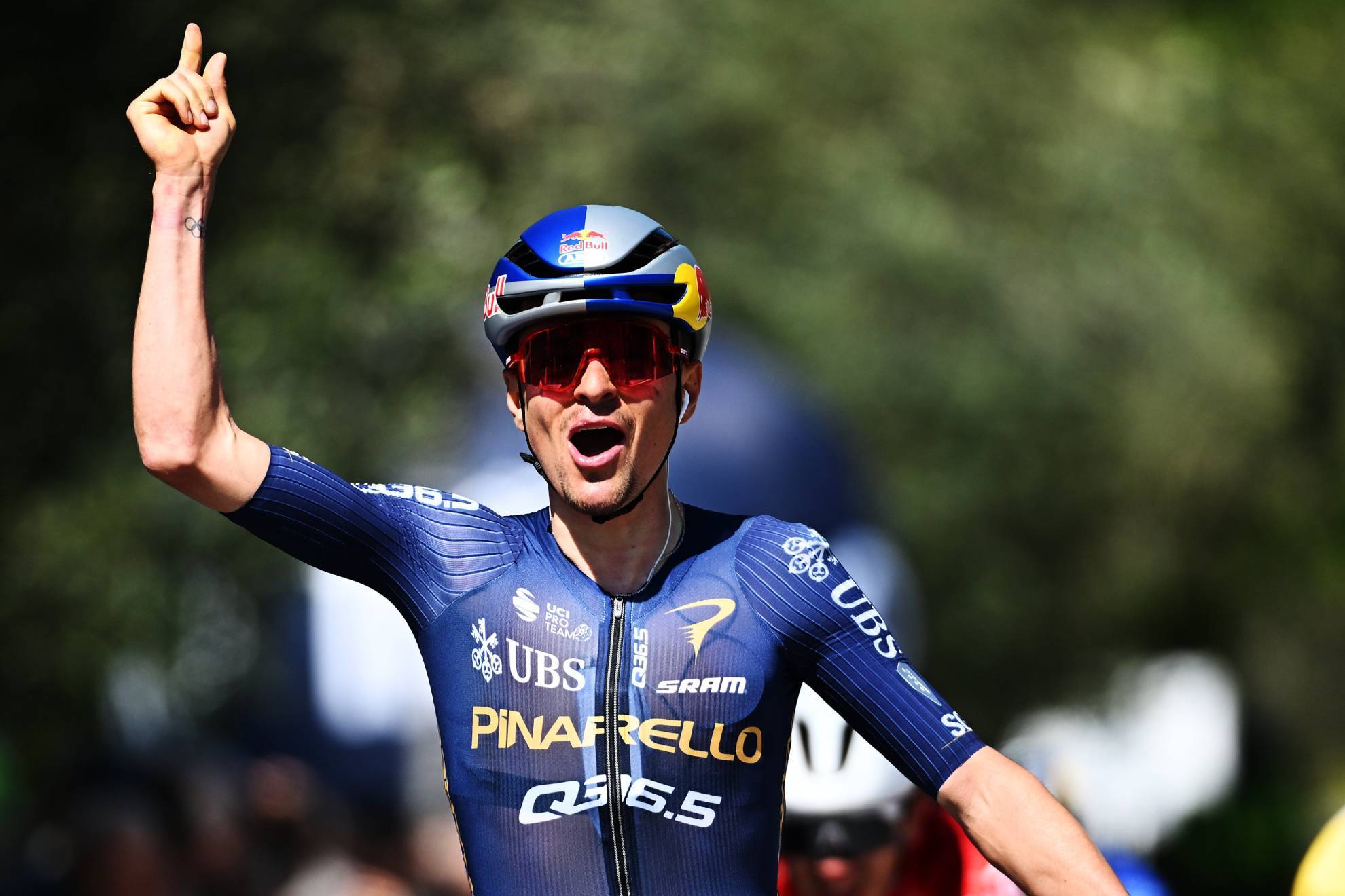Tom Pidcock, el renacido: impone su punta de velocidad en el Tour de los Alpes ante un gran Bernal