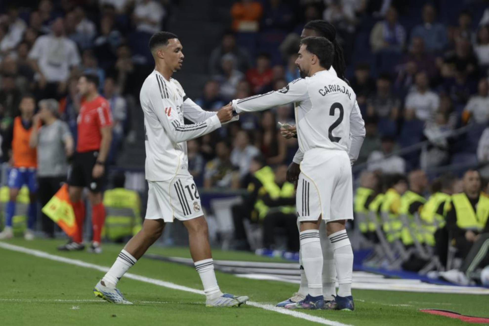Carvajal entra al campo sustituyendo a Trent en un partido del Real Madrid.