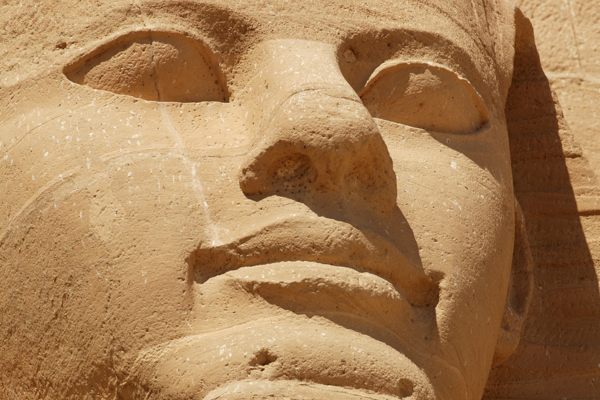 Hallan en Egipto una gran estatua que podría pertenecer a Ramsés II en estado fragmentado