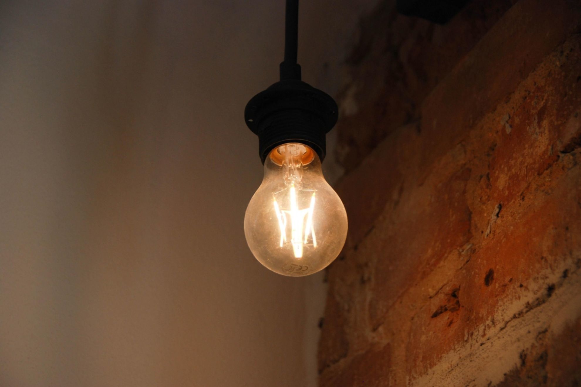 Precio de la luz por horas mañana, domingo 18 de octubre: cuándo es más barata y más cara