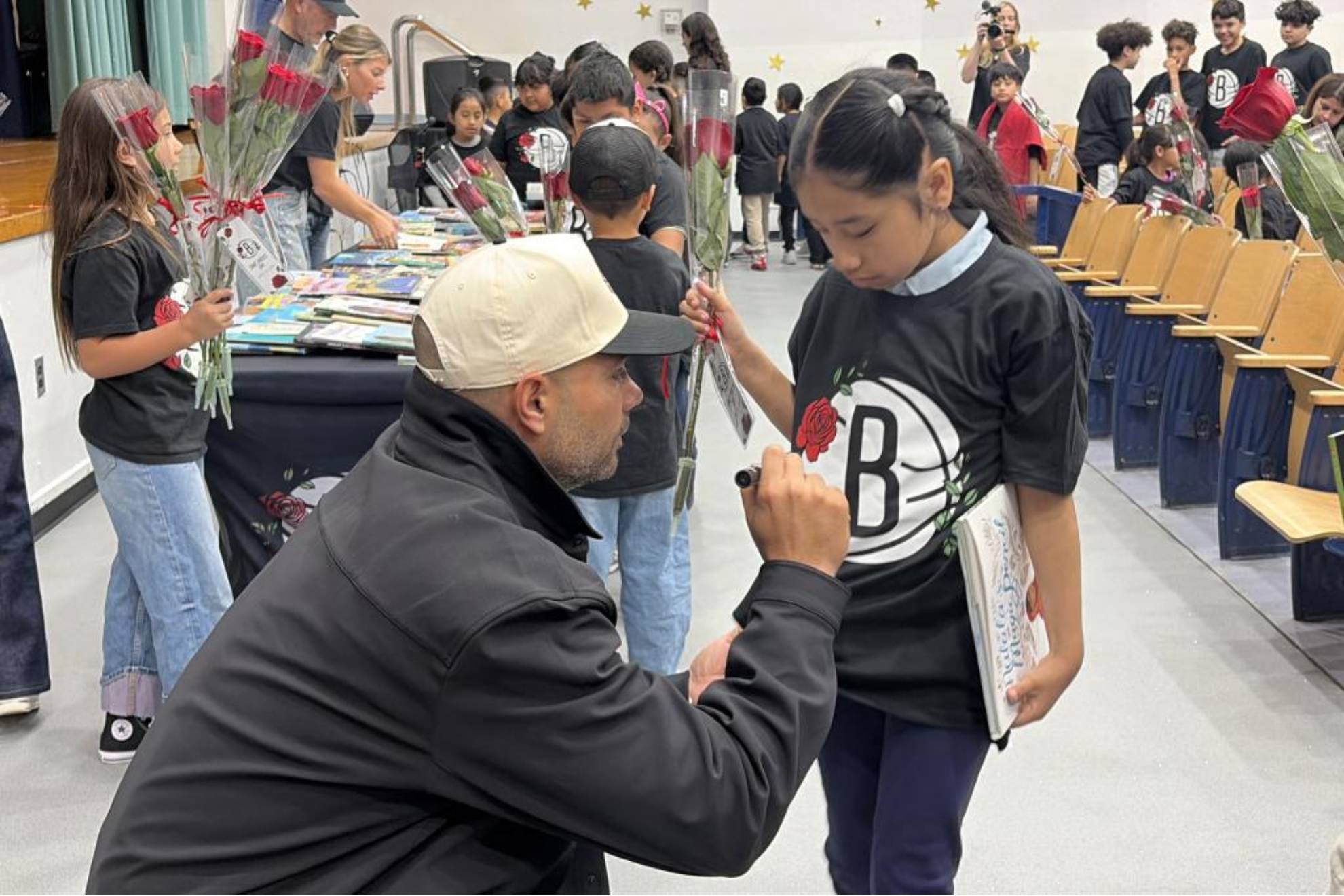 Libros y rosas para todos en Brooklyn y baño de masas de Jordi Fernández