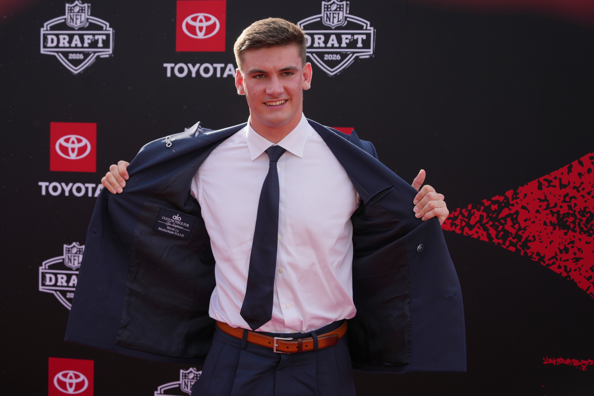 Alabama quarterback  lt;HIT gt;Ty lt;/HIT gt;  lt;HIT gt;Simpson lt;/HIT gt; poses on the red carpet before the first round of the NFL football draft, Thursday, April 23, 2026, in Pittsburgh. (AP Photo/Gene J. Puskar)