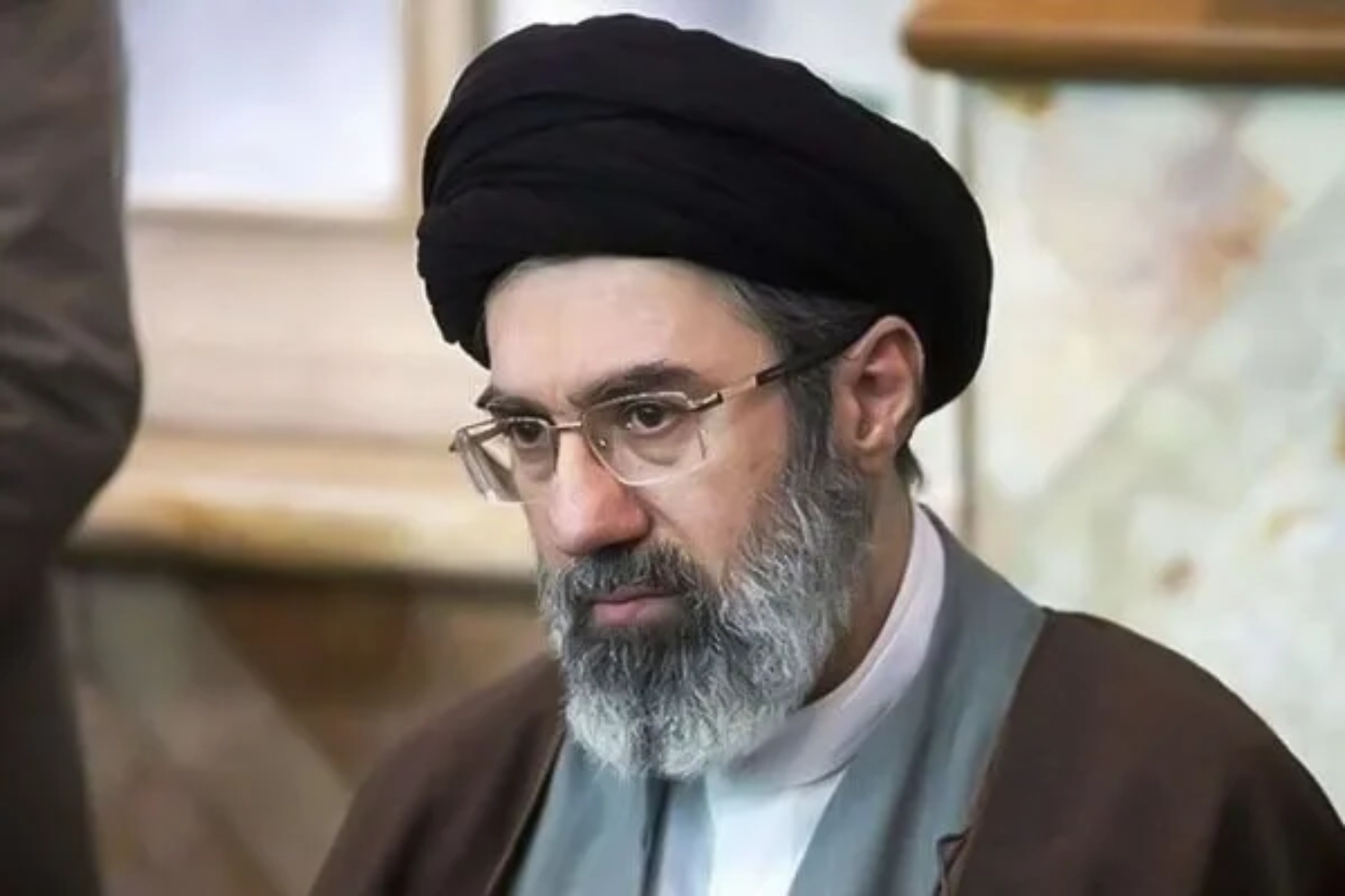 Mojtaba Jamenei, líder supremo de Irán, se encuentra “lúcido” y “activo”: “Le han operado tres veces de una pierna, de una mano y está a la espera de una prótesis”