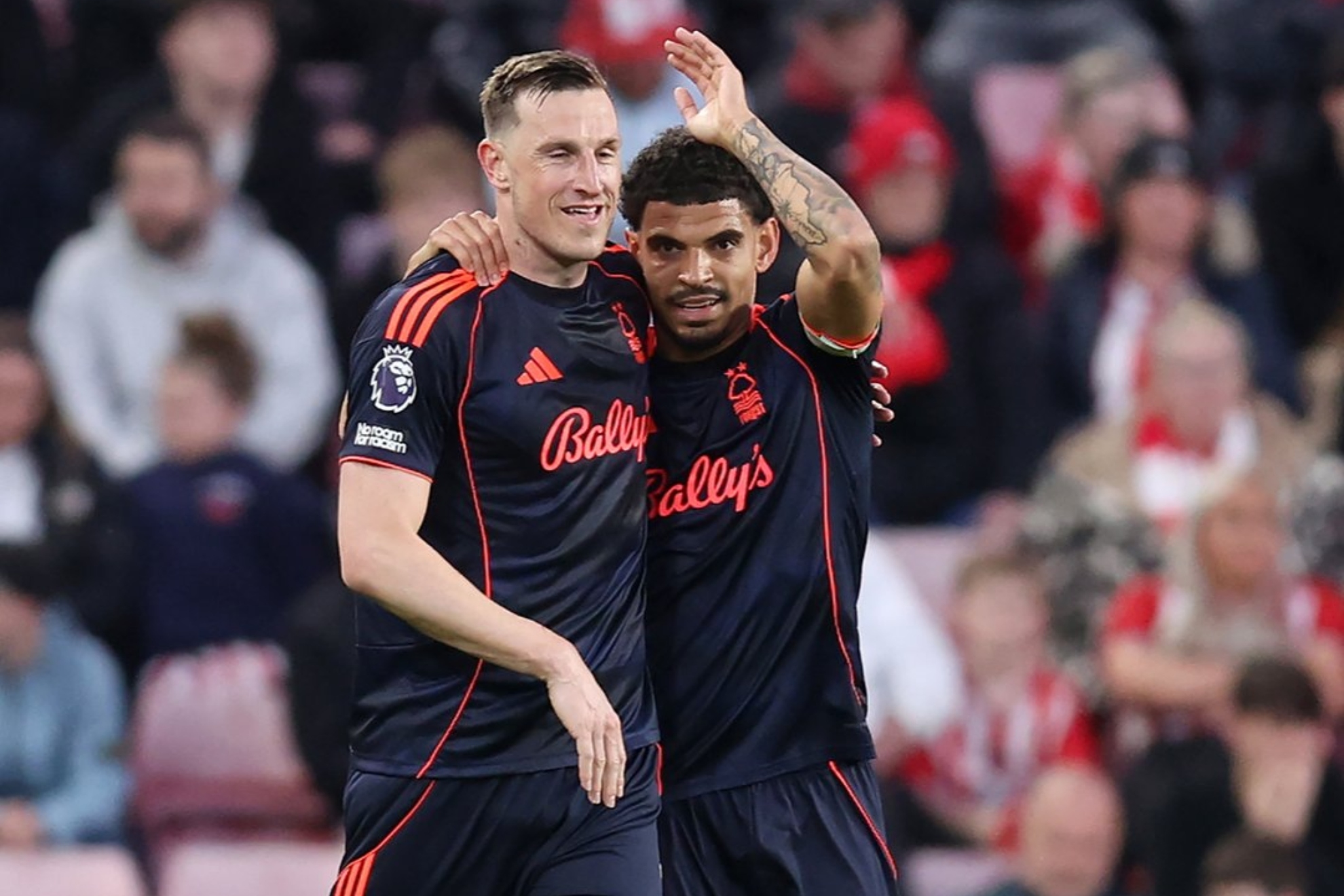 Wood y Gibbs-White celebran uno de los goles del Forest.