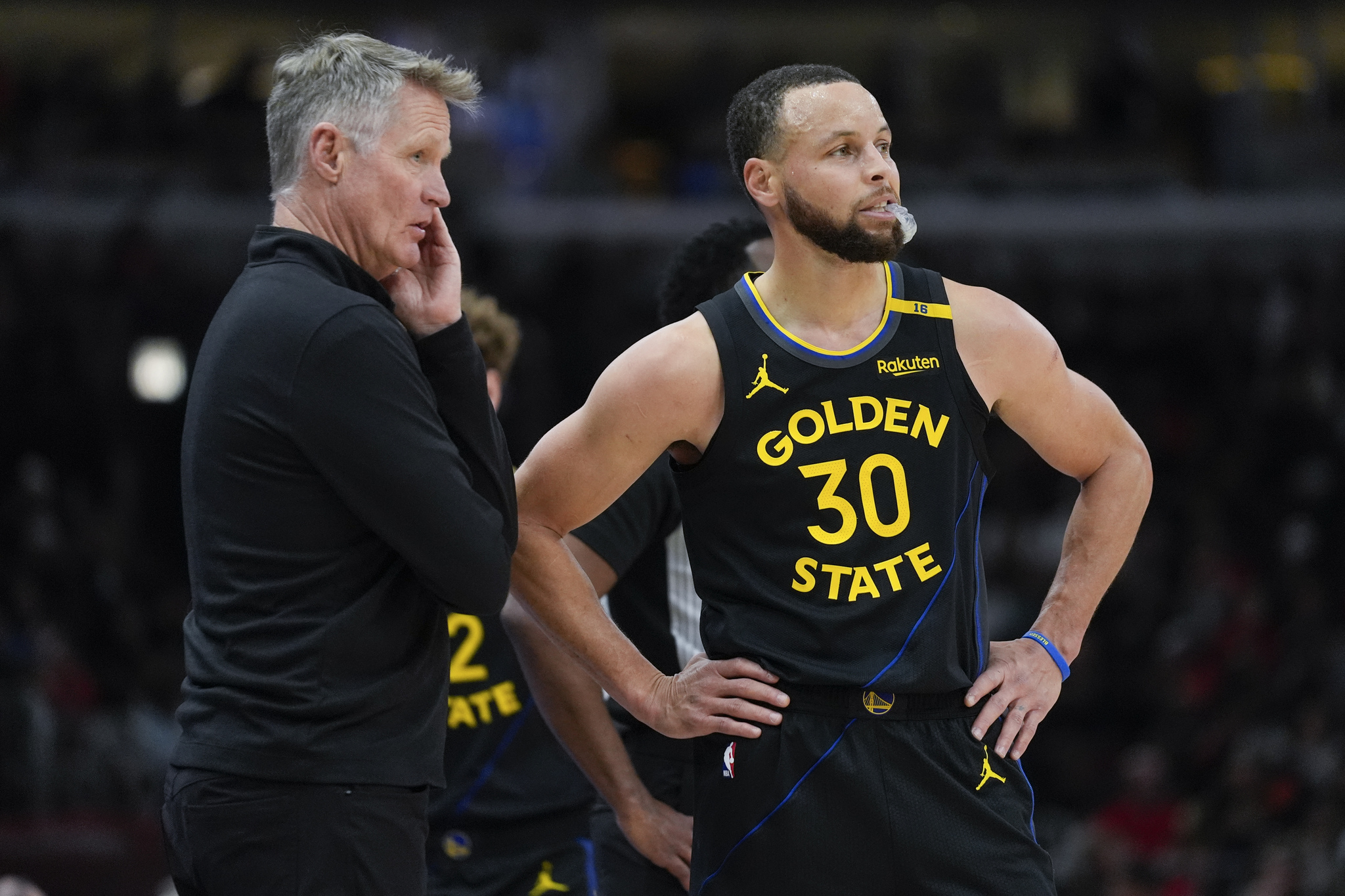 Golden State Warriors head coach Steve Kerr, left, talks with Warriors guard Stephen Curry (30) during an NBA game against the Chicago Bulls